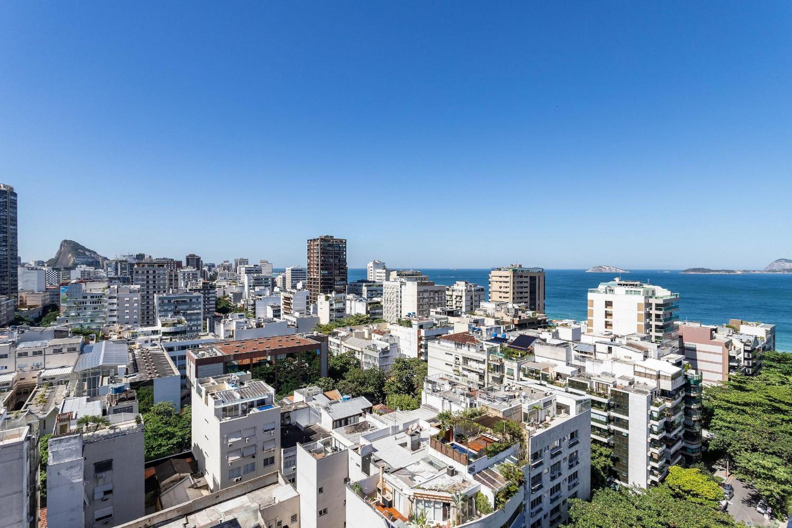 (1402) 2 Suites, Sea and Christ View
