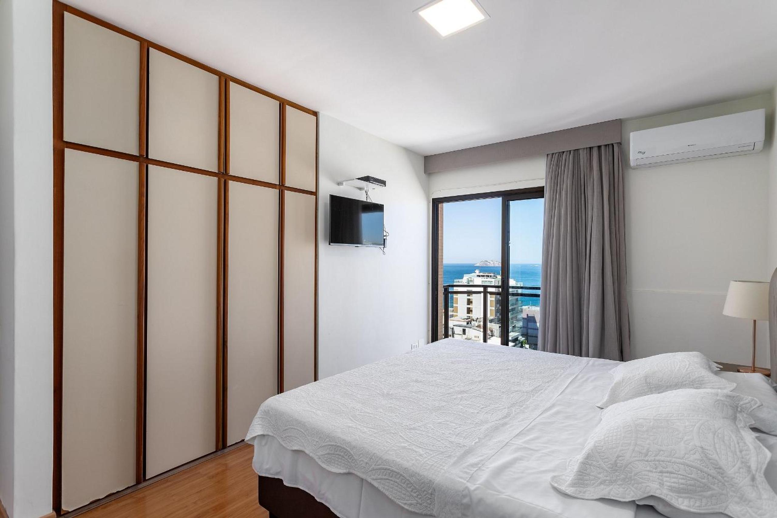 (1402) 2 Suites, Sea and Christ View