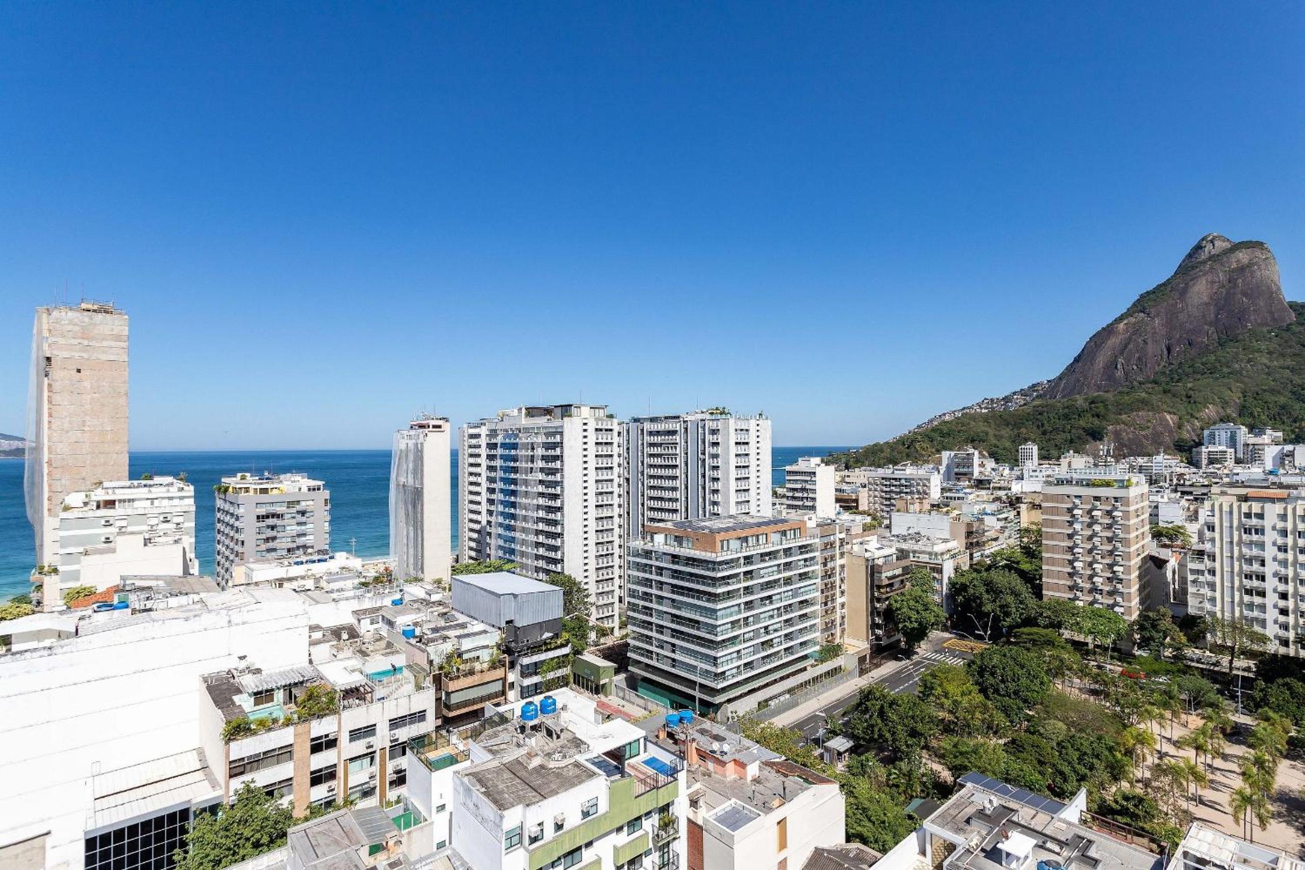 (1402) 2 Suites, Sea and Christ View