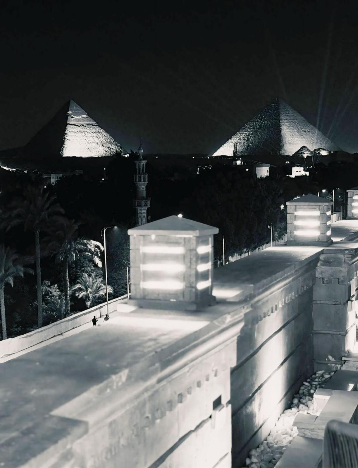Taj Pyramids inn - Pyramids View Rooftop