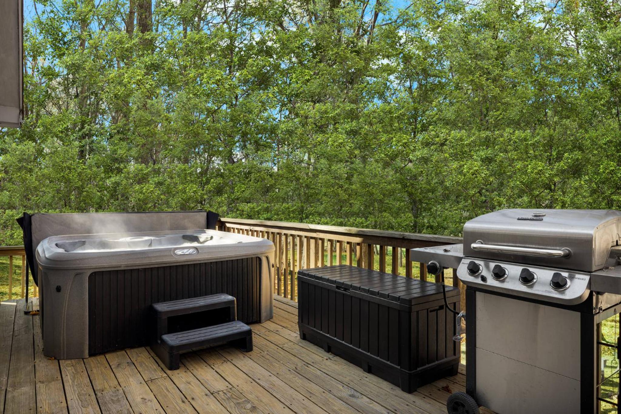 Hotel Hot Tub, FirePit, Large Yard, Screened Porch, WiFi - Image 1