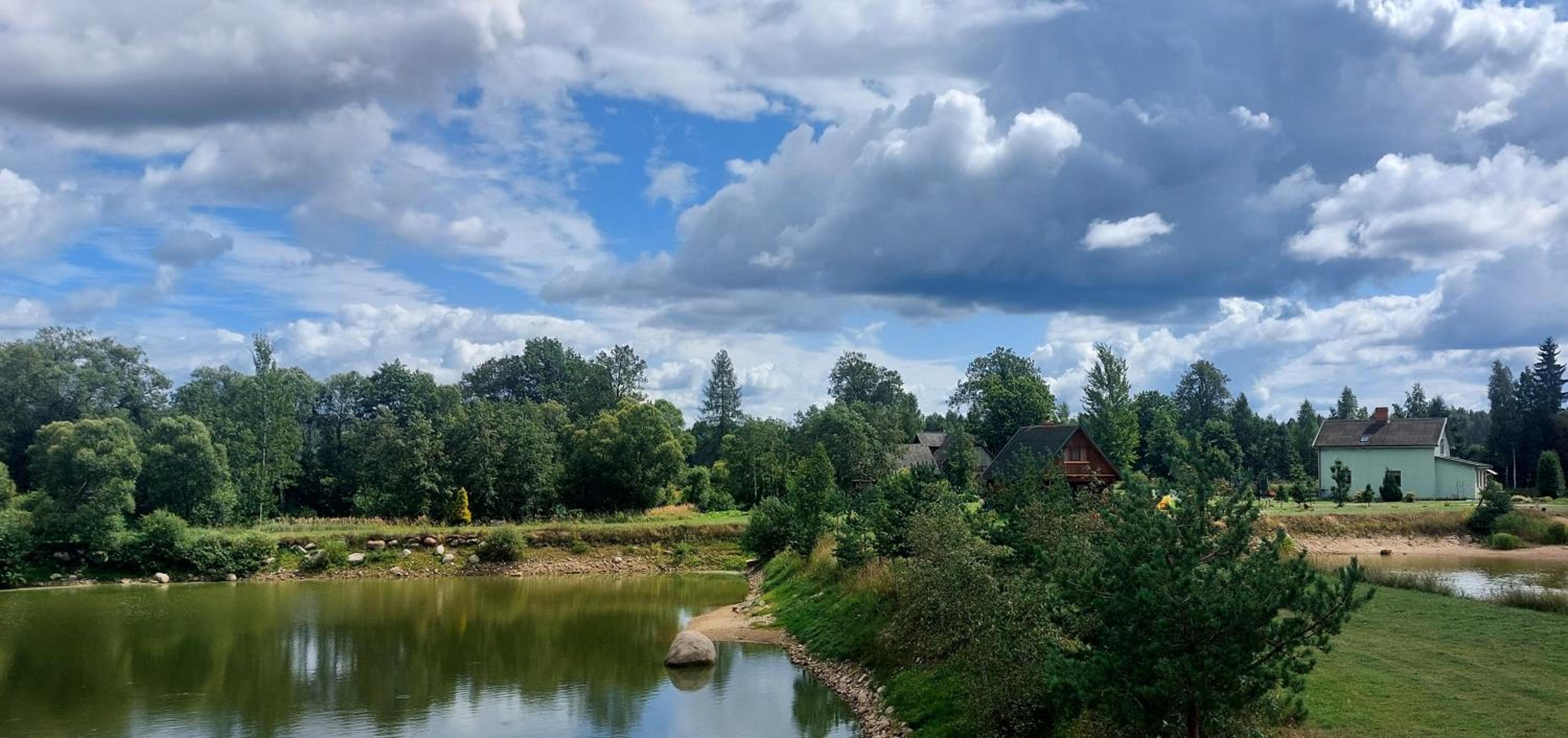 Viesu māja Bezdelīgas