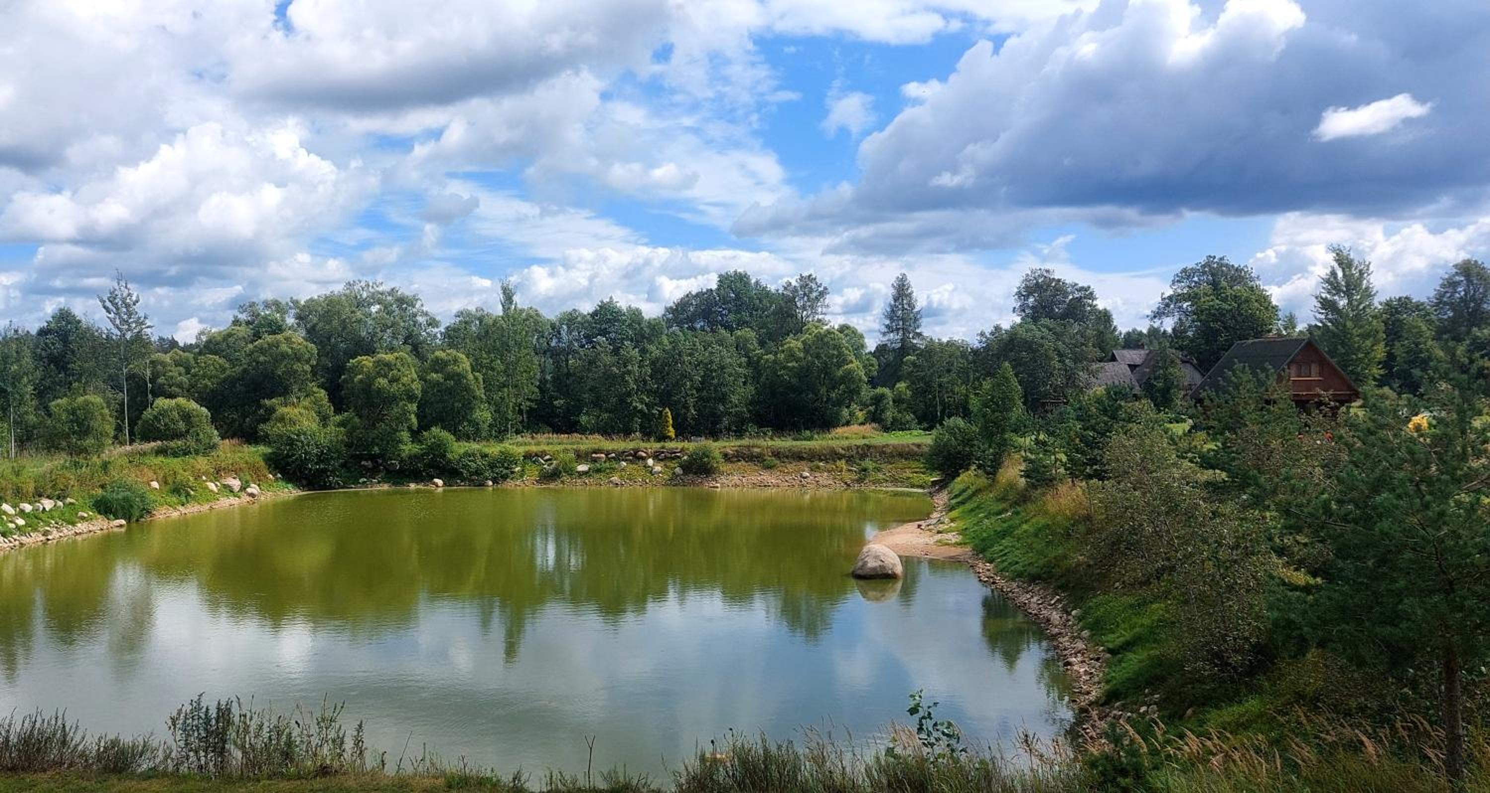 Viesu māja Bezdelīgas