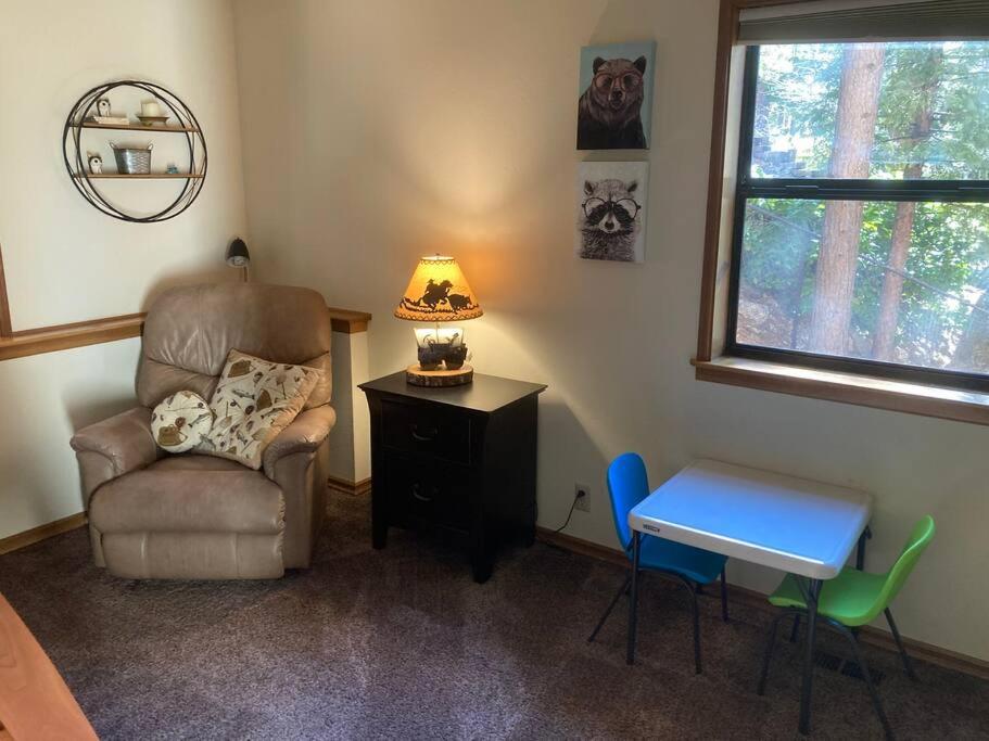 Cozy 3BR Dog-Friendly Cabin- Level 2 EV Chgr view 4