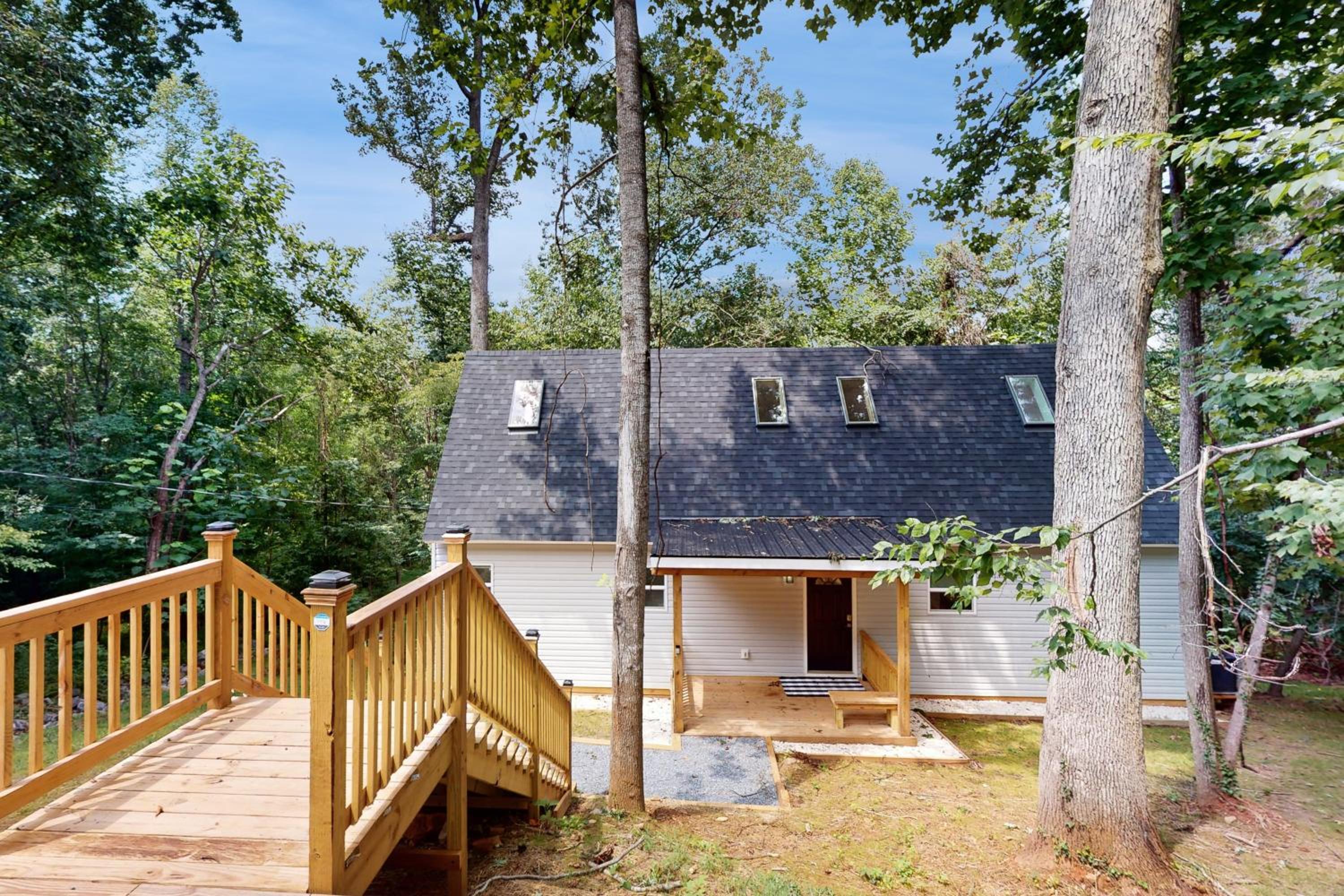 Forest Views and Grill! Lynchburg Treehouse Retreat