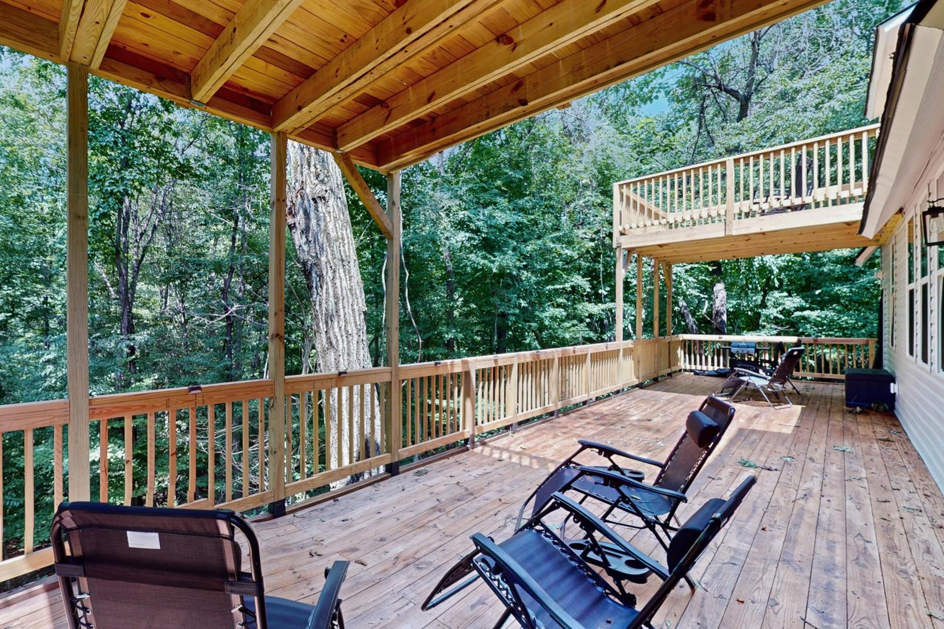 Forest Views and Grill! Lynchburg Treehouse Retreat