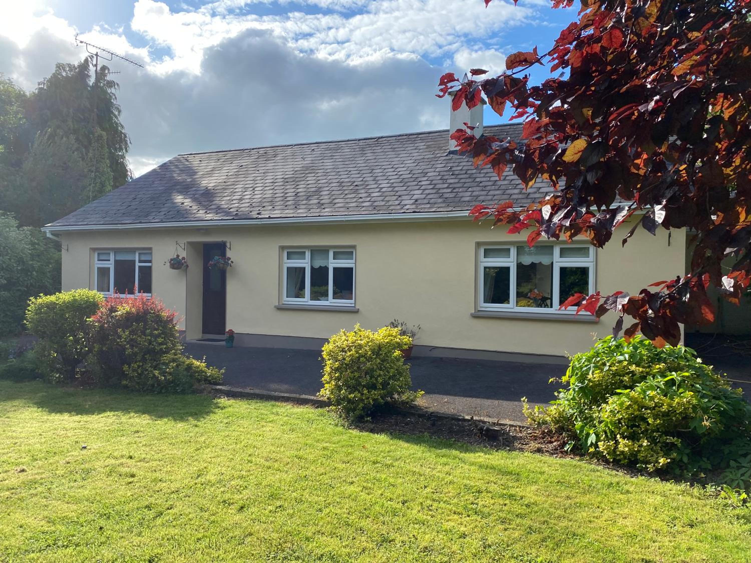 Countryside escape, 4 bedroom, 8 single beds, free parking & wifi near new walkway view 5