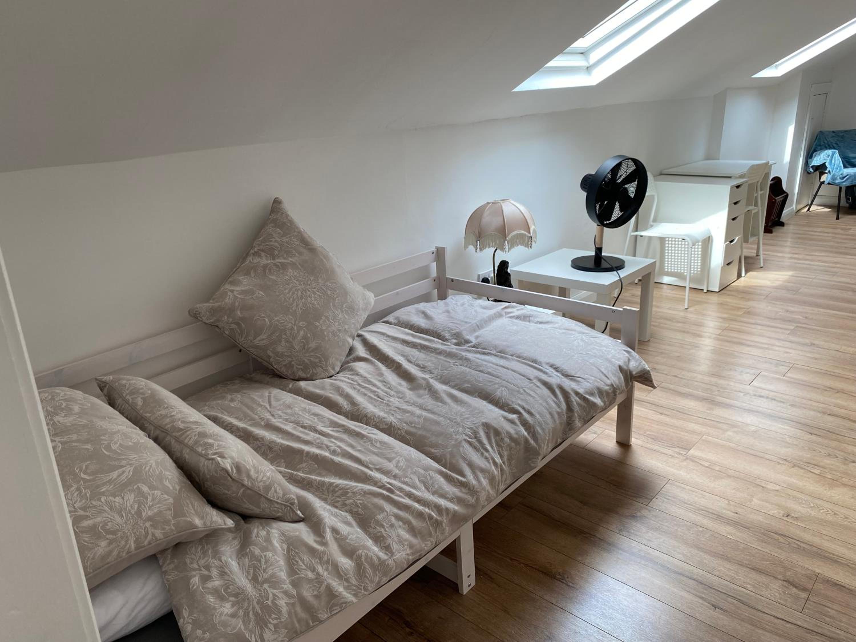 Countryside escape, 4 bedroom, 8 single beds, free parking & wifi near new walkway view 2