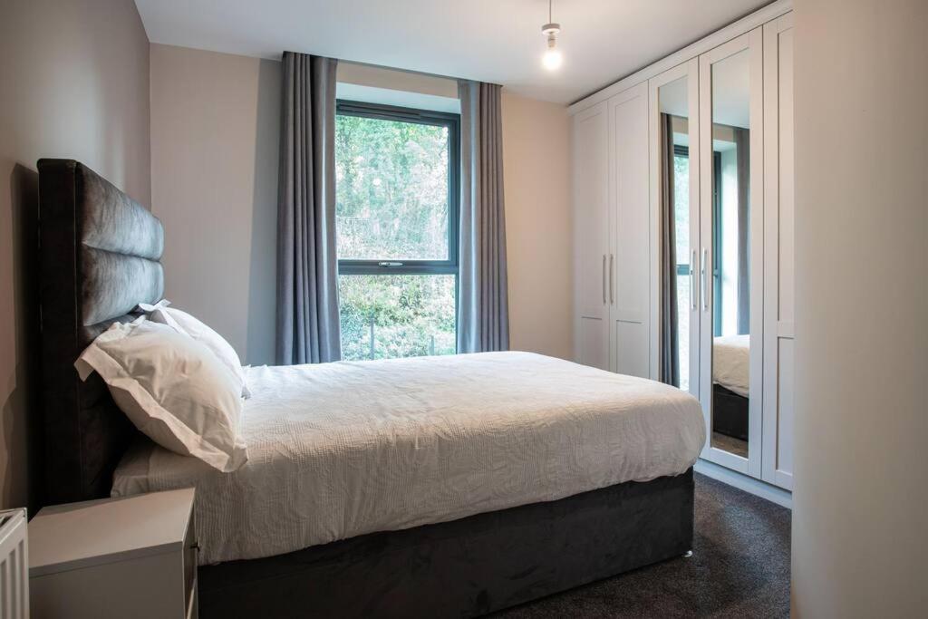 Modern 2BR with Balcony next to the City Airport BHD - Free Parking view 4