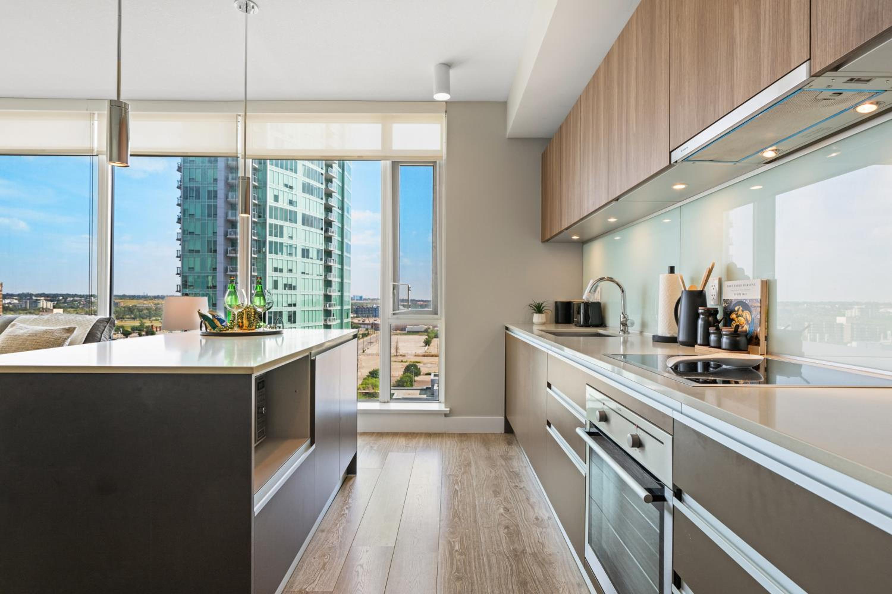Modern Suite Calgary Downtown 5 min walk Stampede