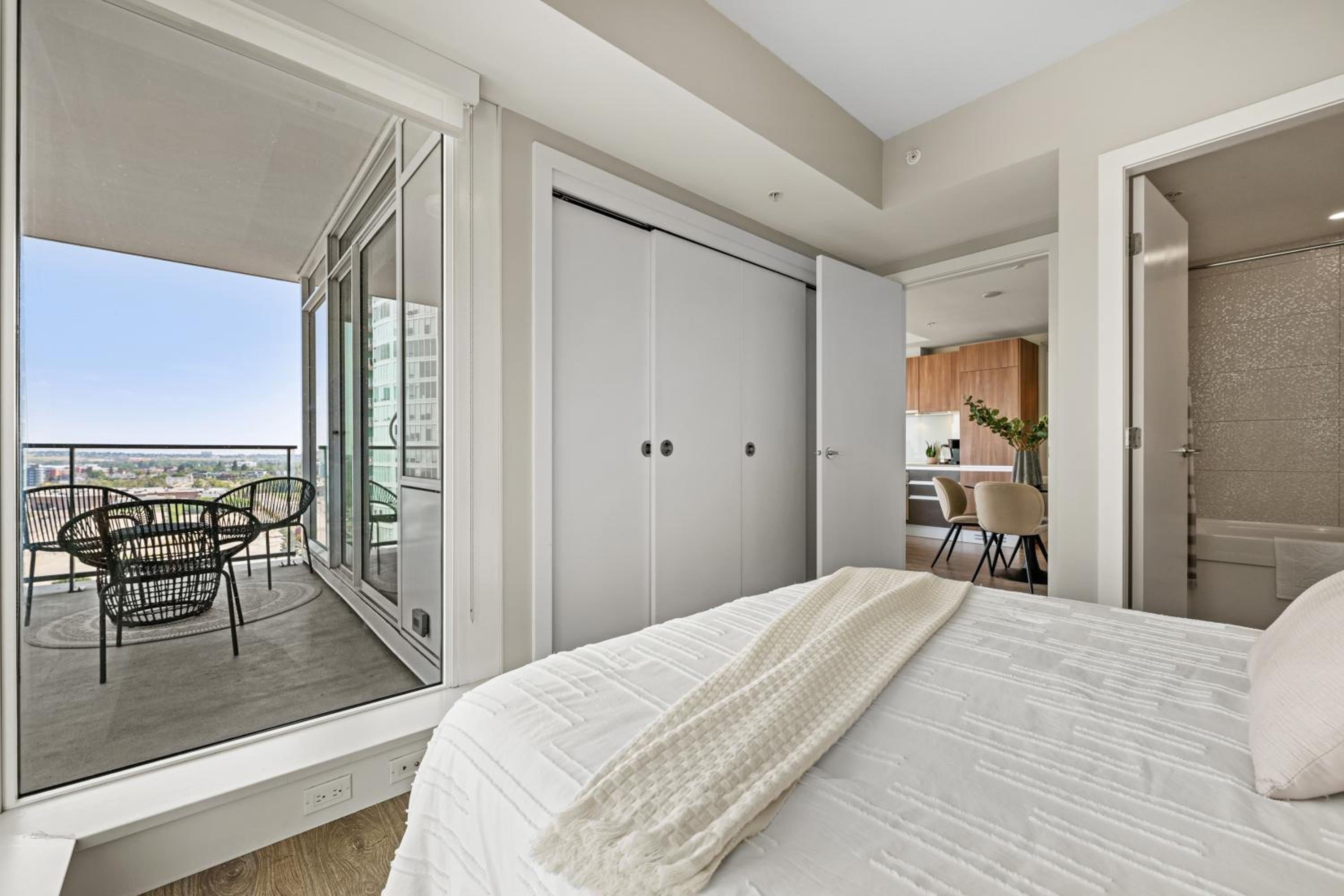 Modern Suite Calgary Downtown 5 min walk Stampede