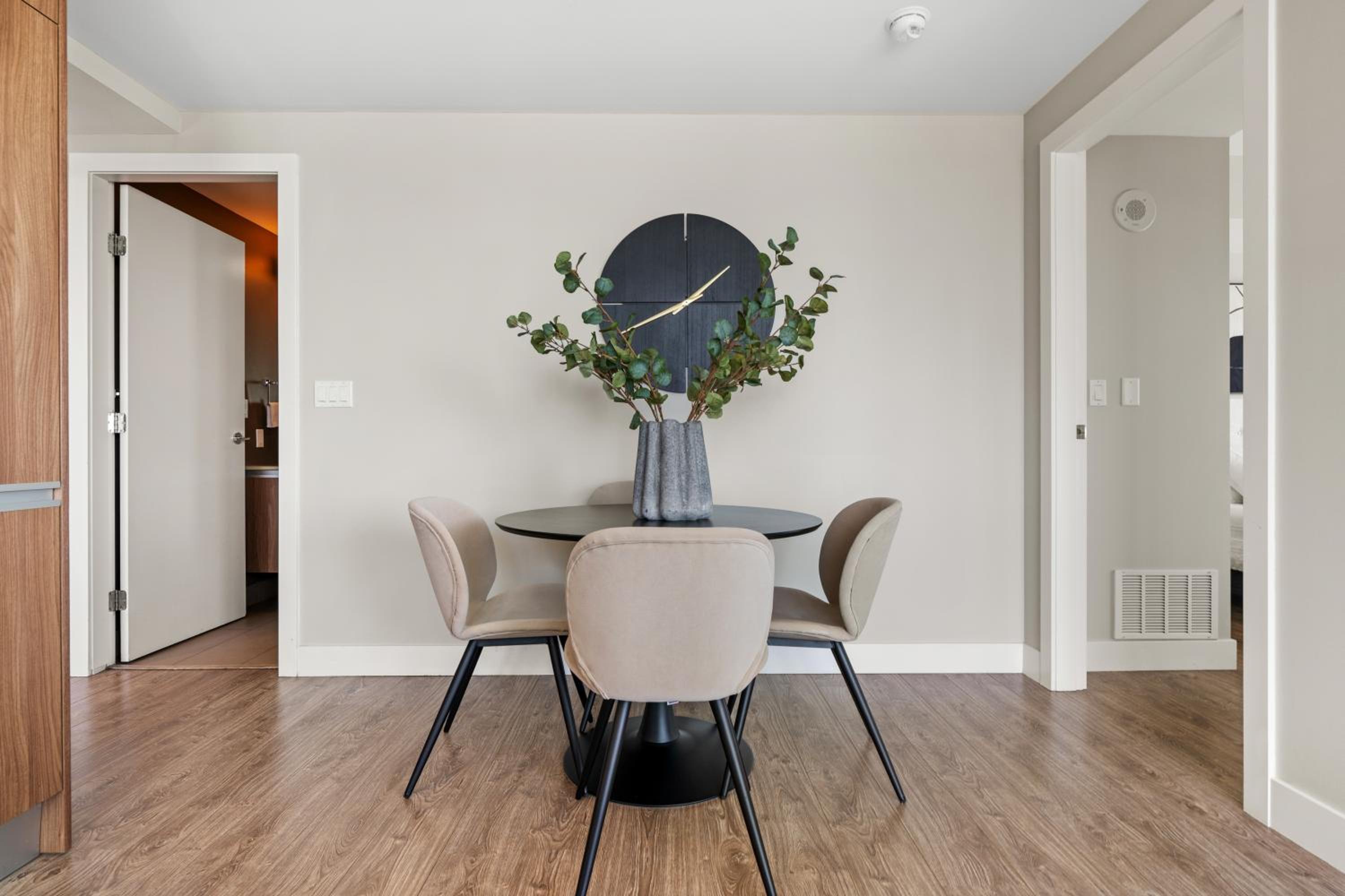 Modern Suite Calgary Downtown 5 min walk Stampede