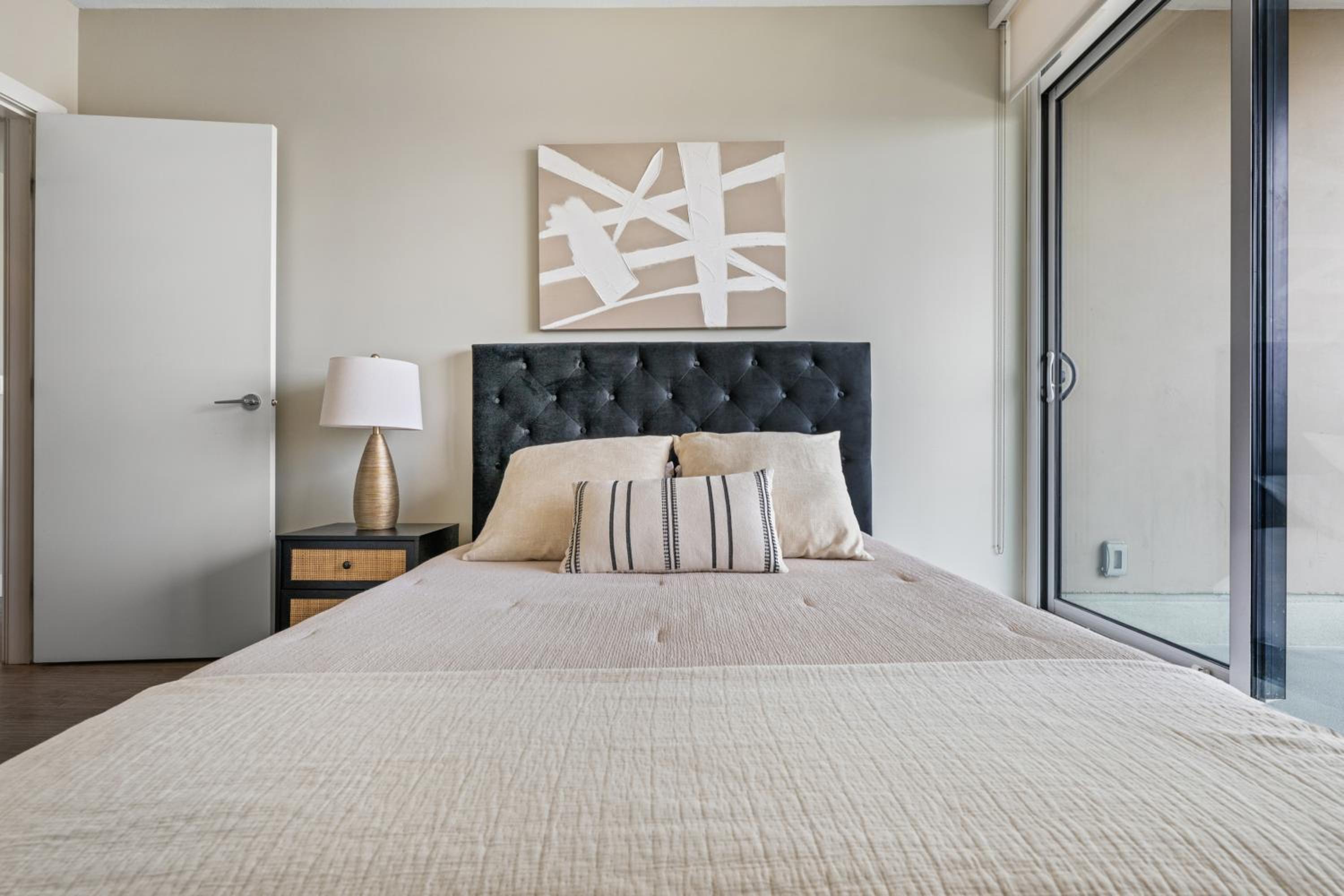Modern Suite Calgary Downtown 5 min walk Stampede