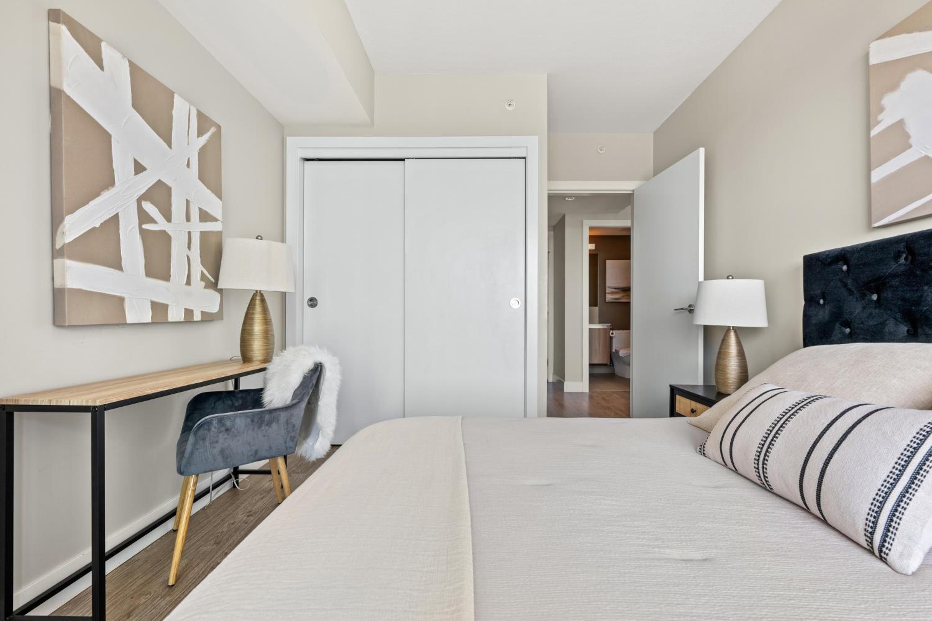 Modern Suite Calgary Downtown 5 min walk Stampede