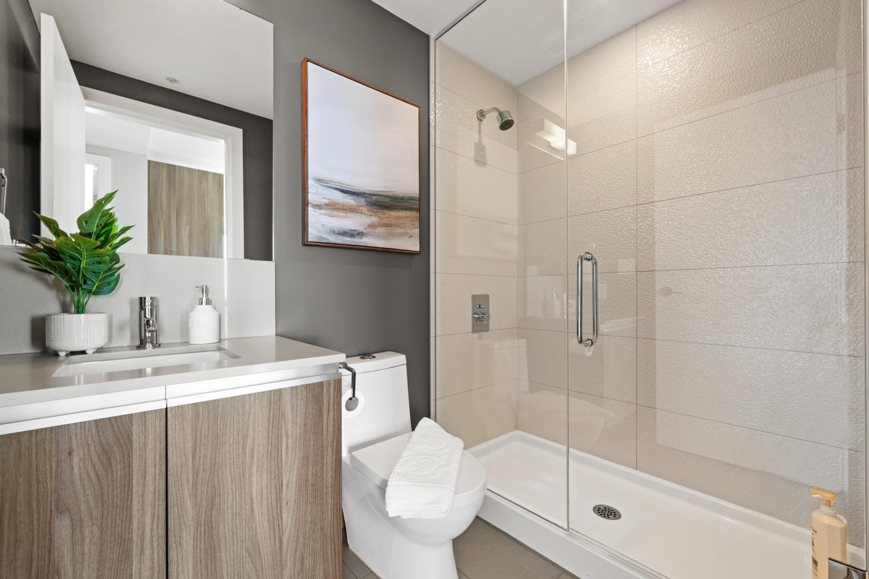 Modern Suite Calgary Downtown 5 min walk Stampede