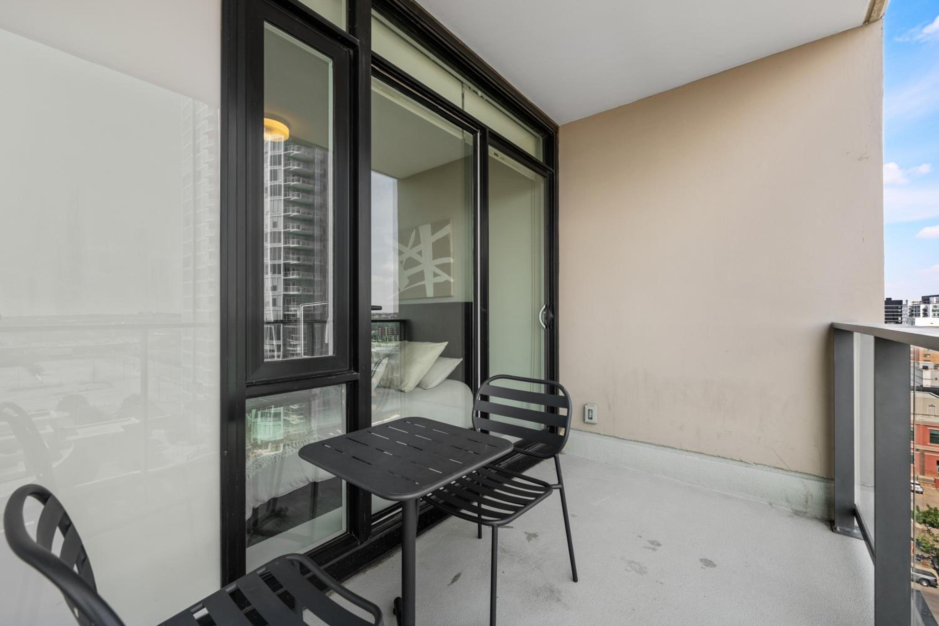 Modern Suite Calgary Downtown 5 min walk Stampede