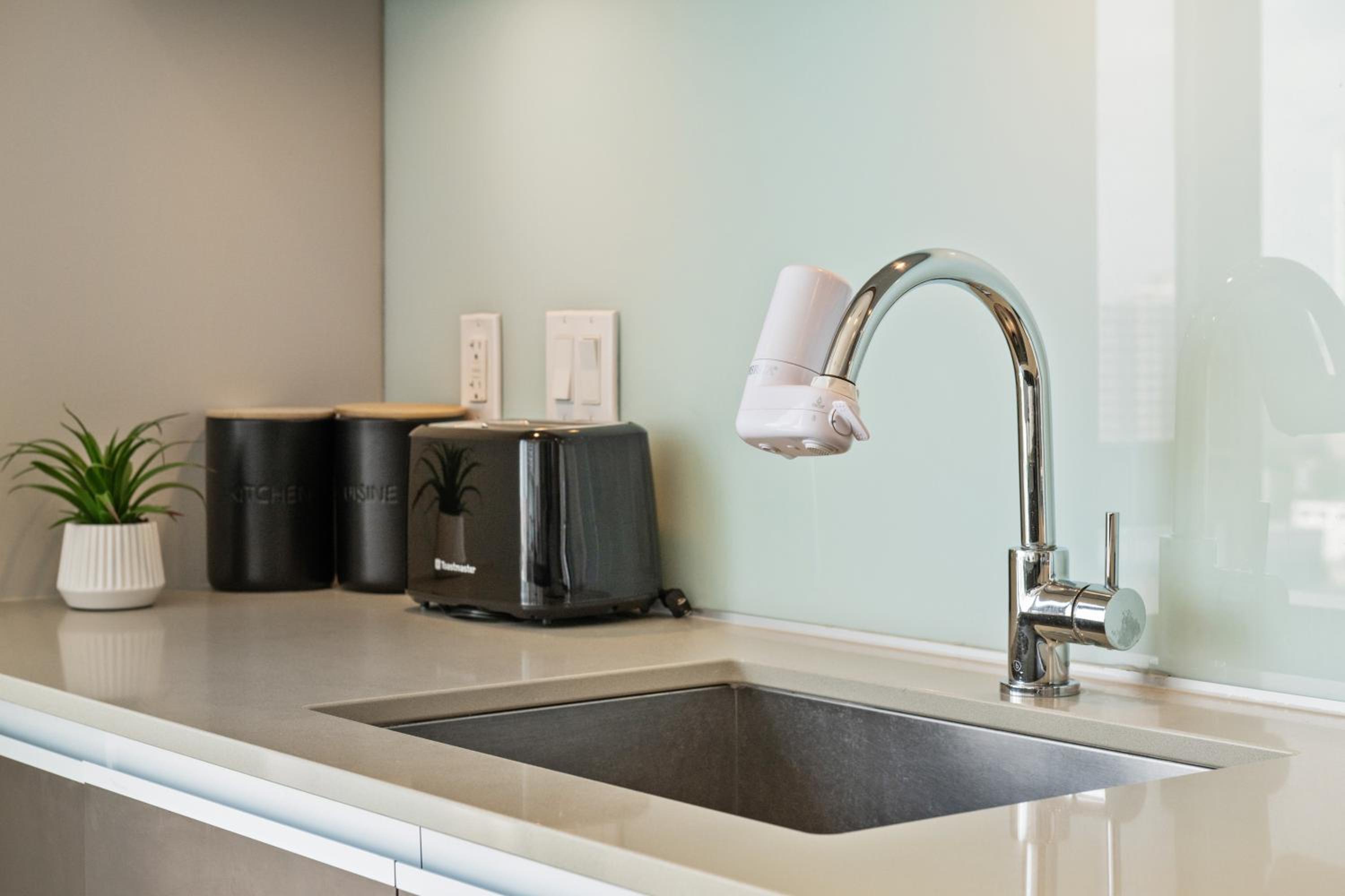 Modern Suite Calgary Downtown 5 min walk Stampede