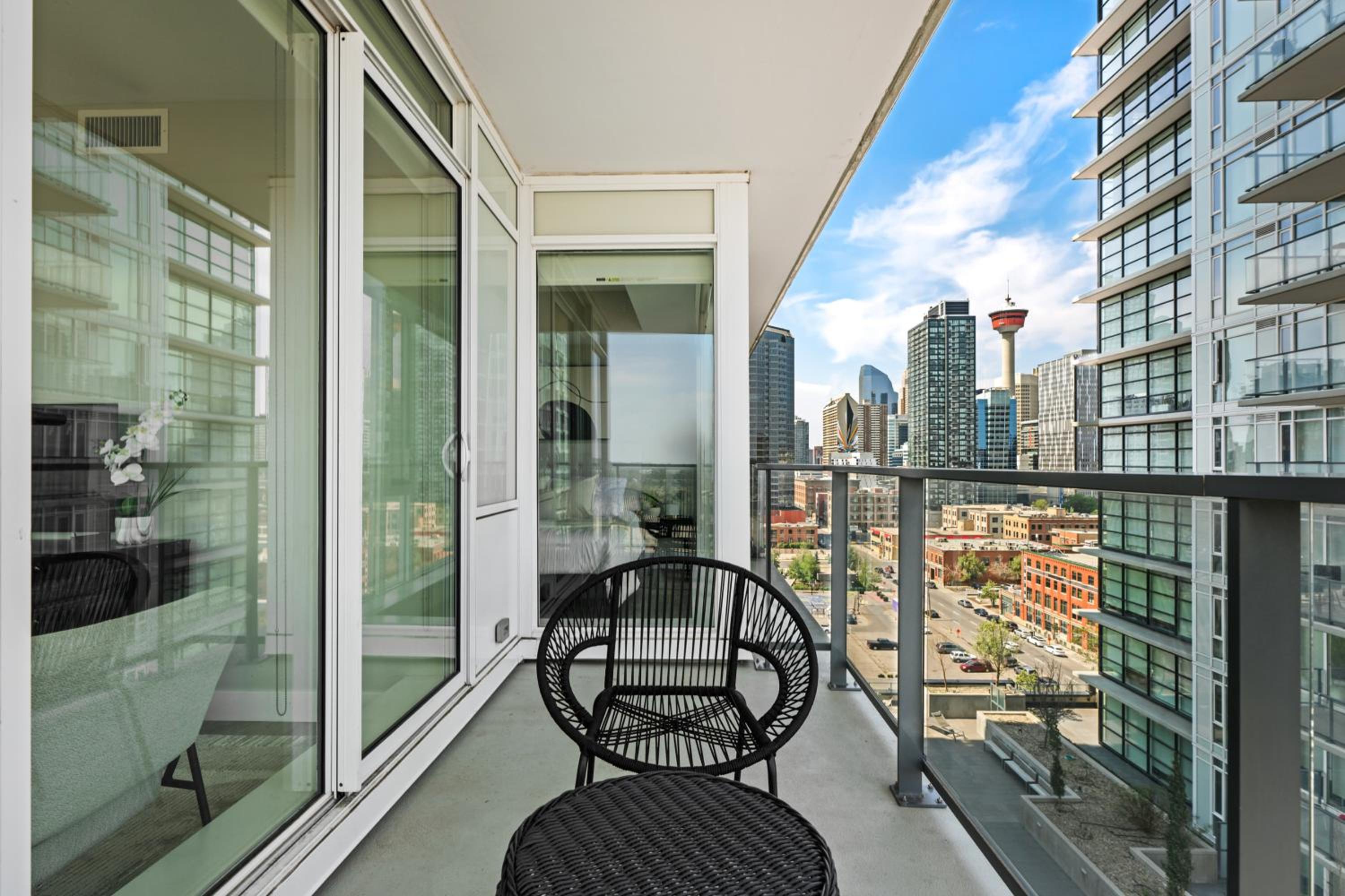 Modern Suite Calgary Downtown 5 min walk Stampede