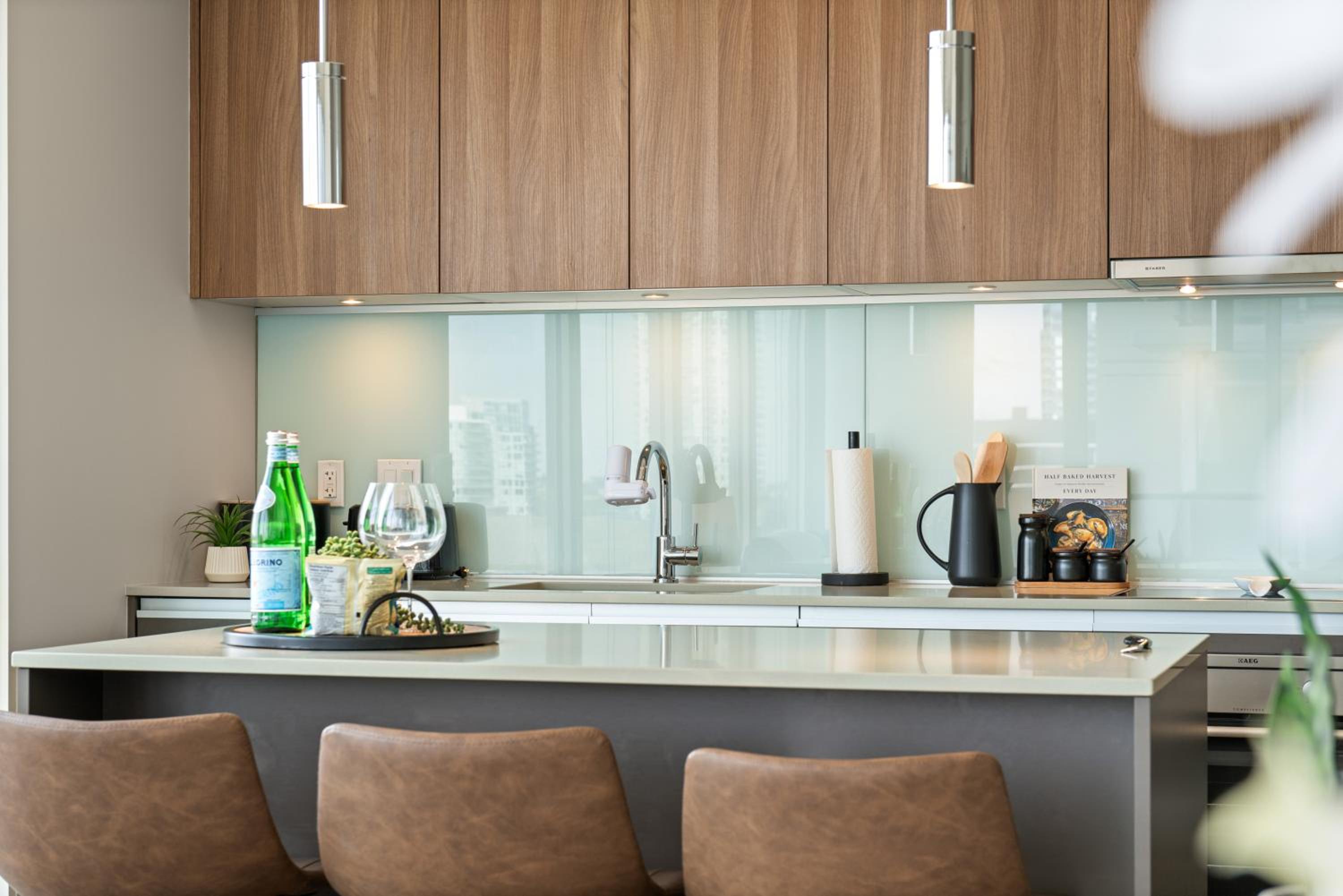 Modern Suite Calgary Downtown 5 min walk Stampede