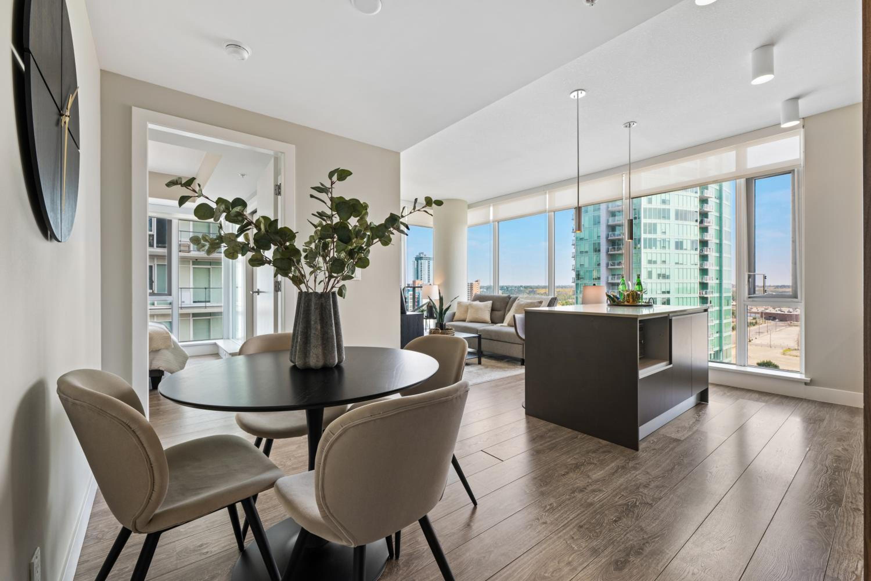 Modern Suite Calgary Downtown 5 min walk Stampede