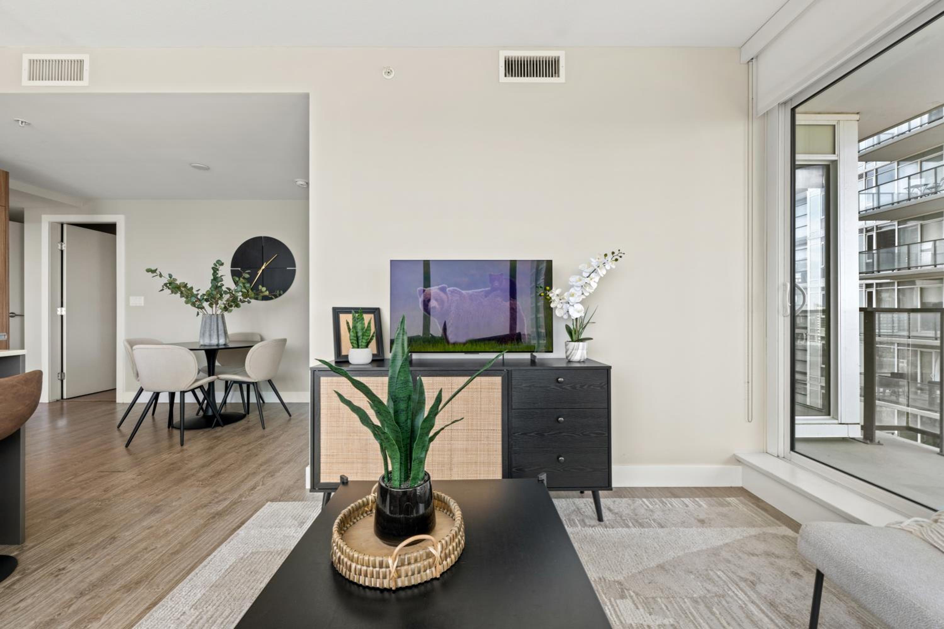 Modern Suite Calgary Downtown 5 min walk Stampede
