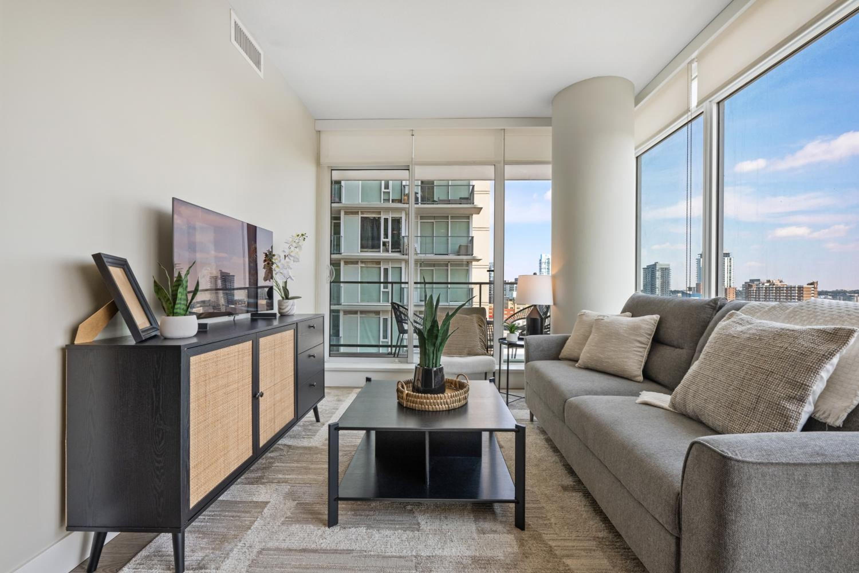 Modern Suite Calgary Downtown 5 min walk Stampede