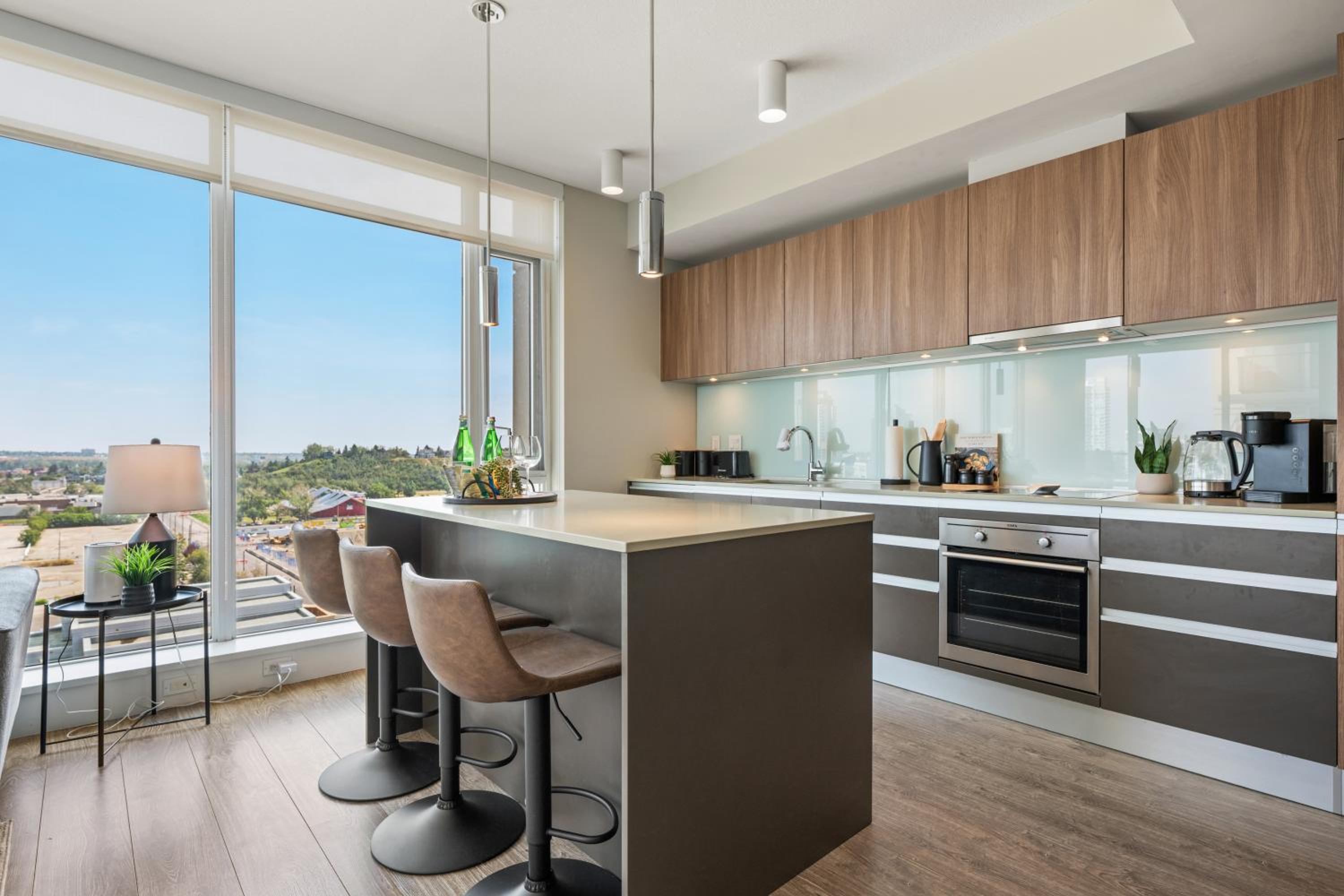 Modern Suite Calgary Downtown 5 min walk Stampede