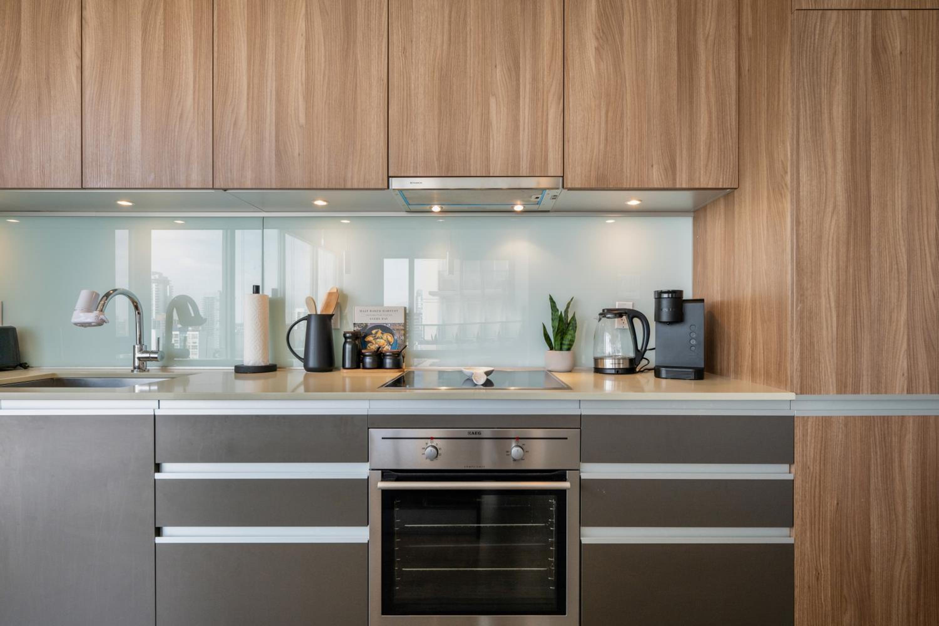 Modern Suite Calgary Downtown 5 min walk Stampede