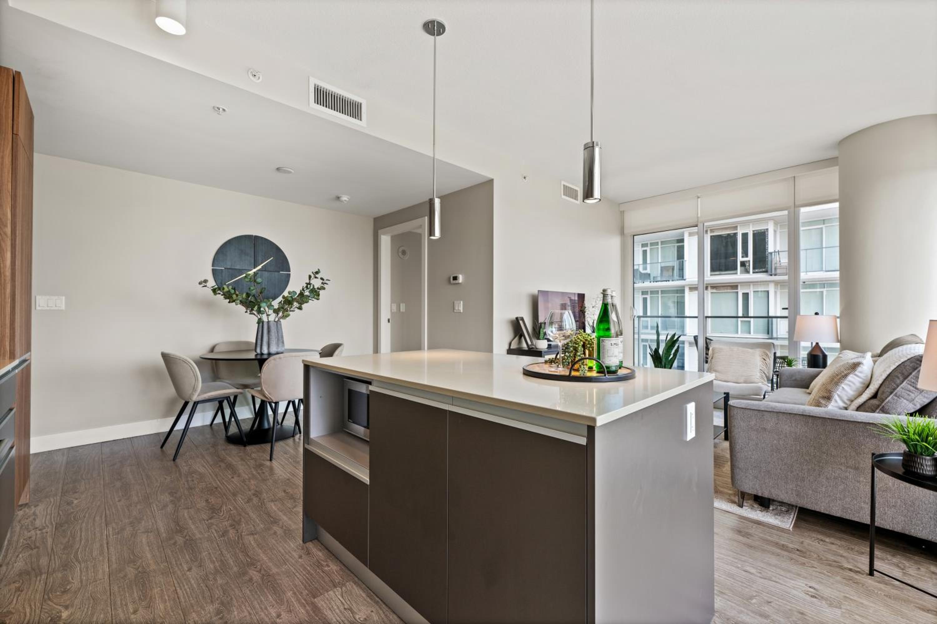 Modern Suite Calgary Downtown 5 min walk Stampede