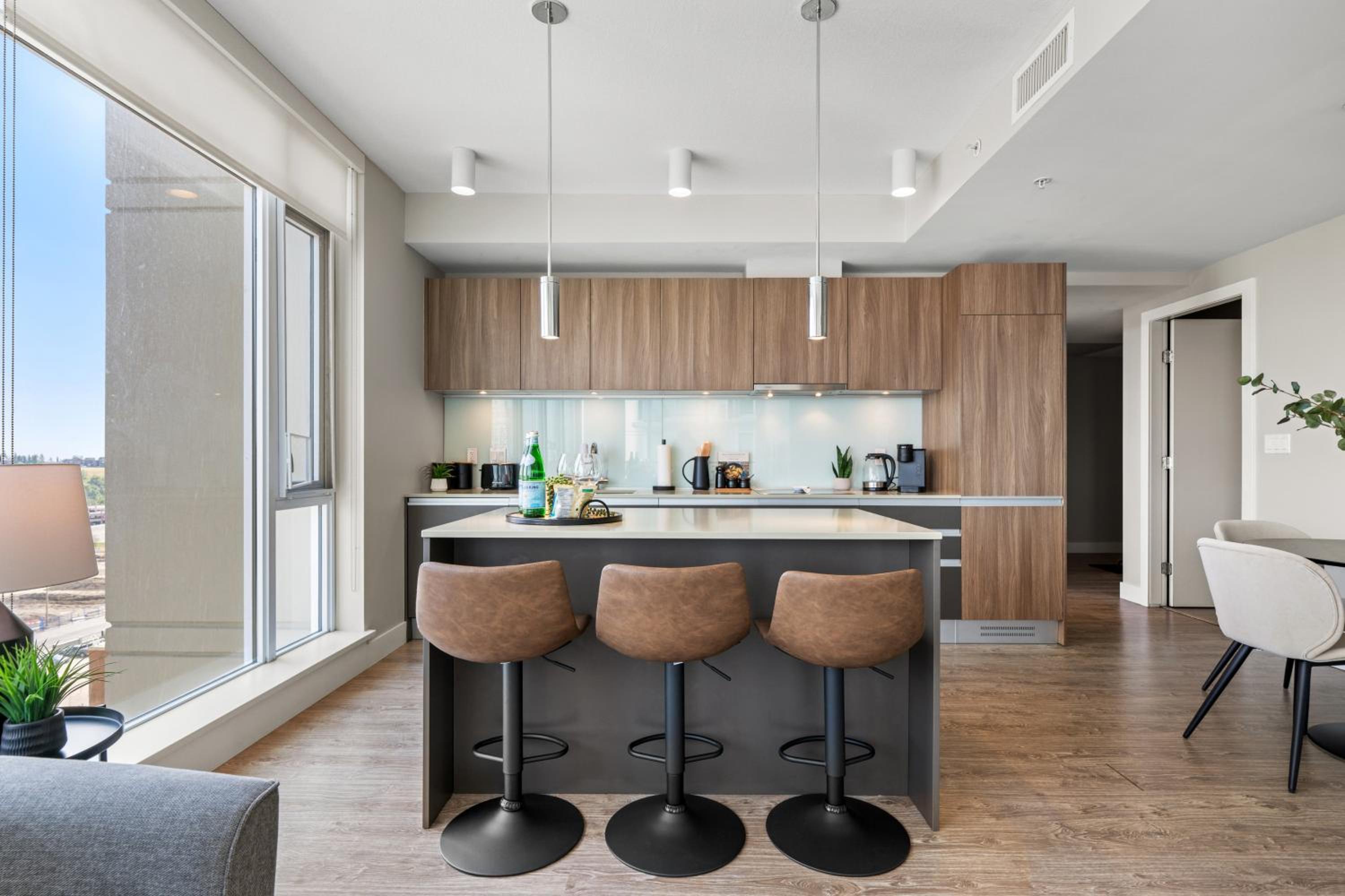 Modern Suite Calgary Downtown 5 min walk Stampede