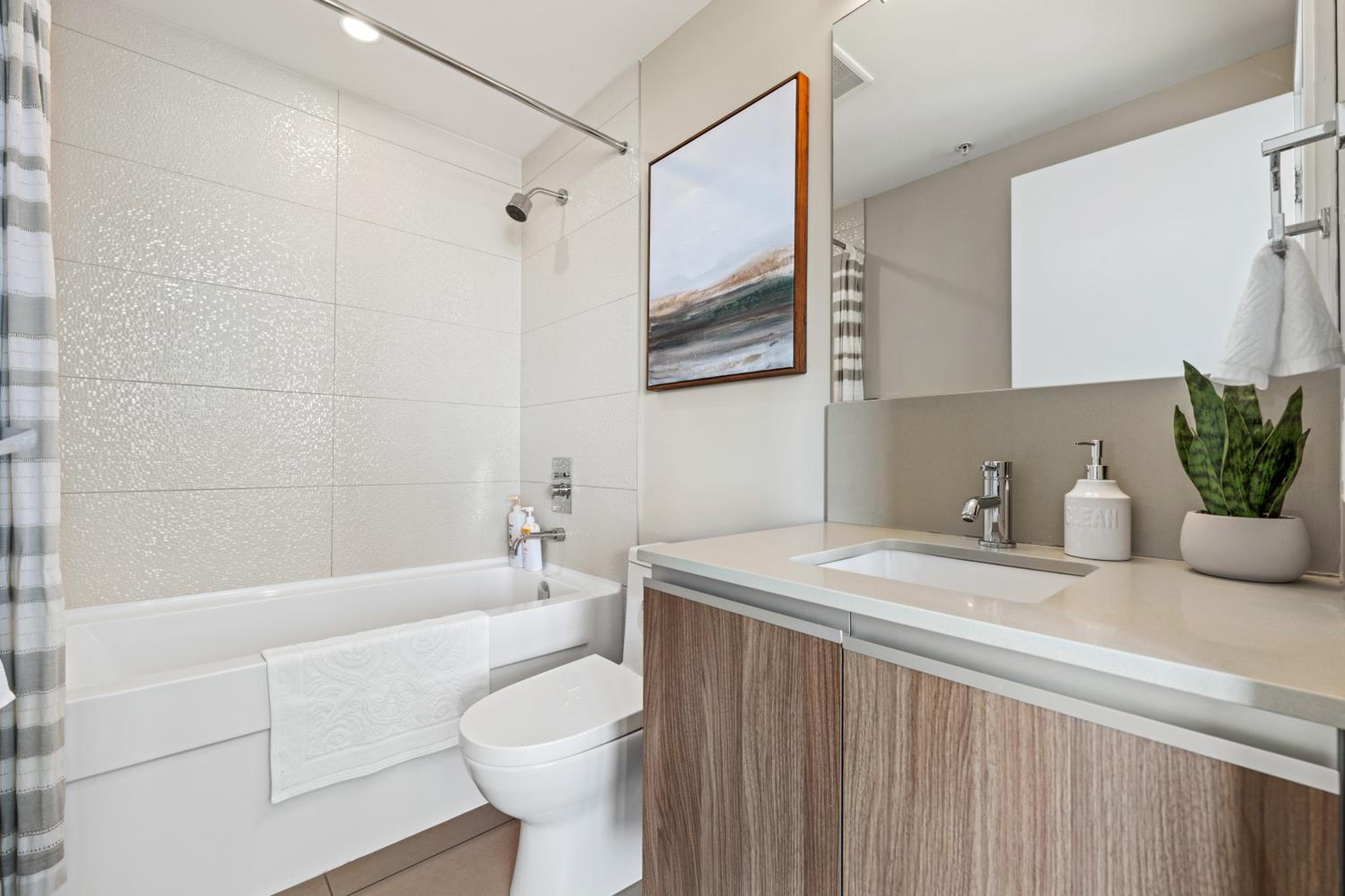 Modern Suite Calgary Downtown 5 min walk Stampede
