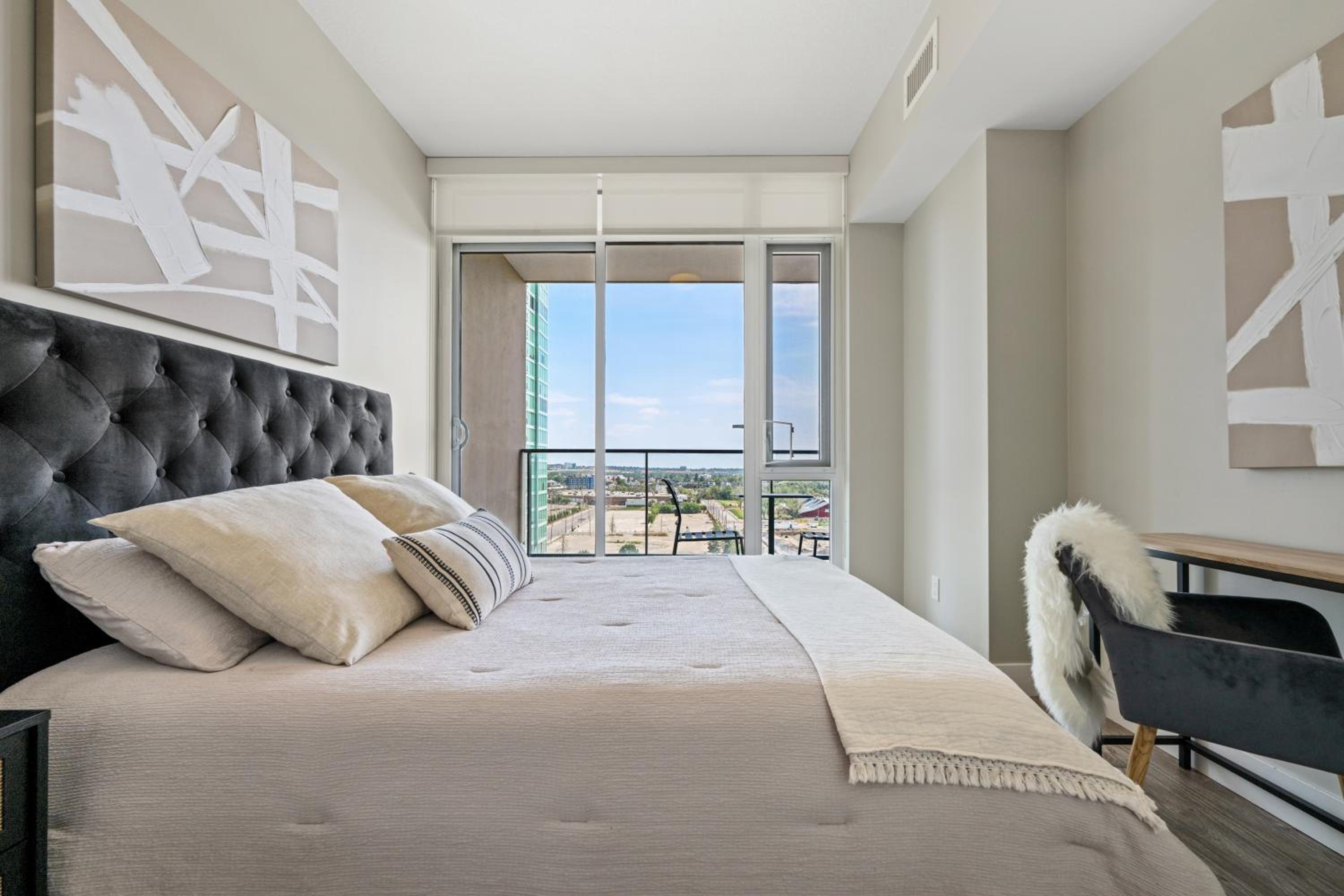 Modern Suite Calgary Downtown 5 min walk Stampede