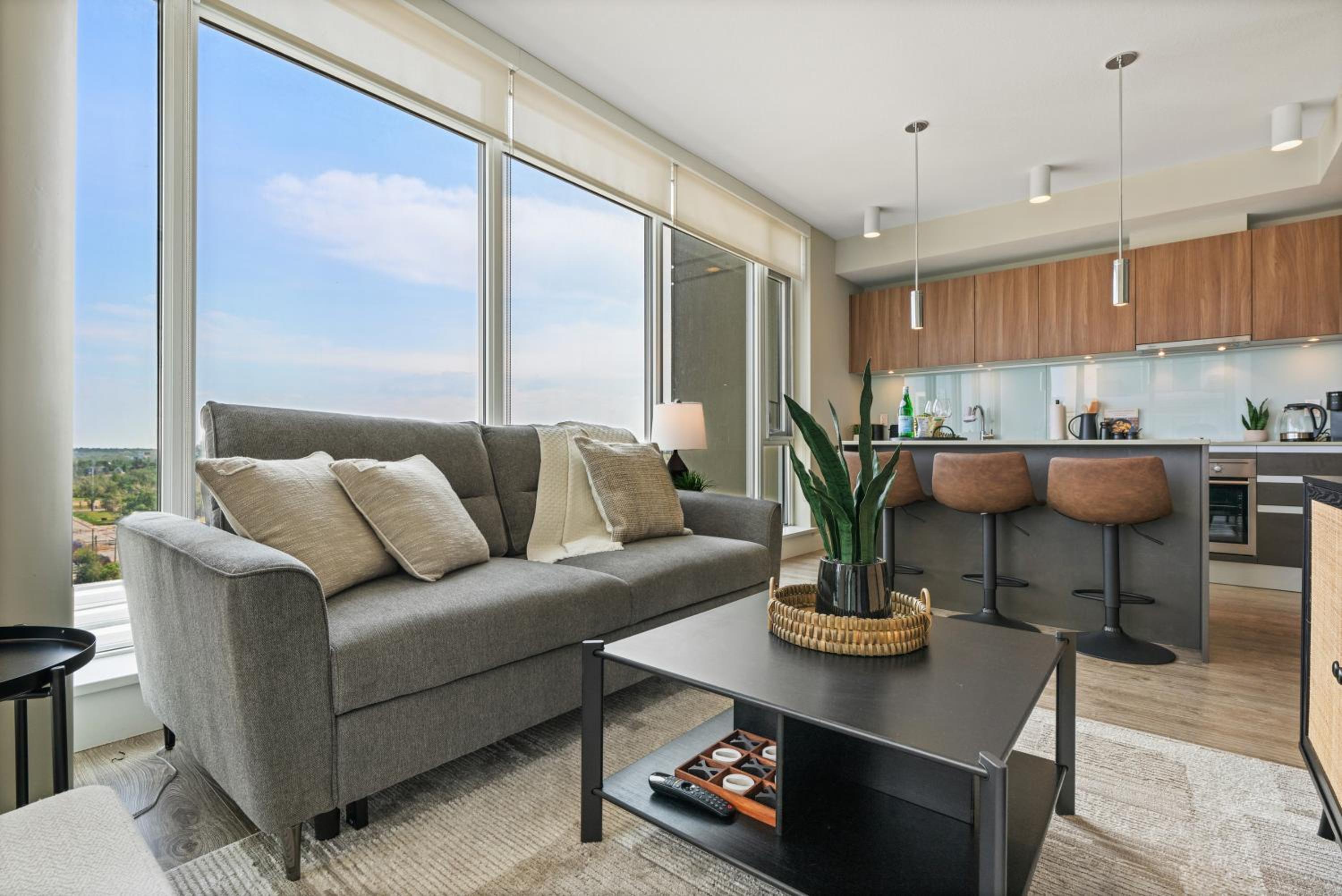 Modern Suite Calgary Downtown 5 min walk Stampede