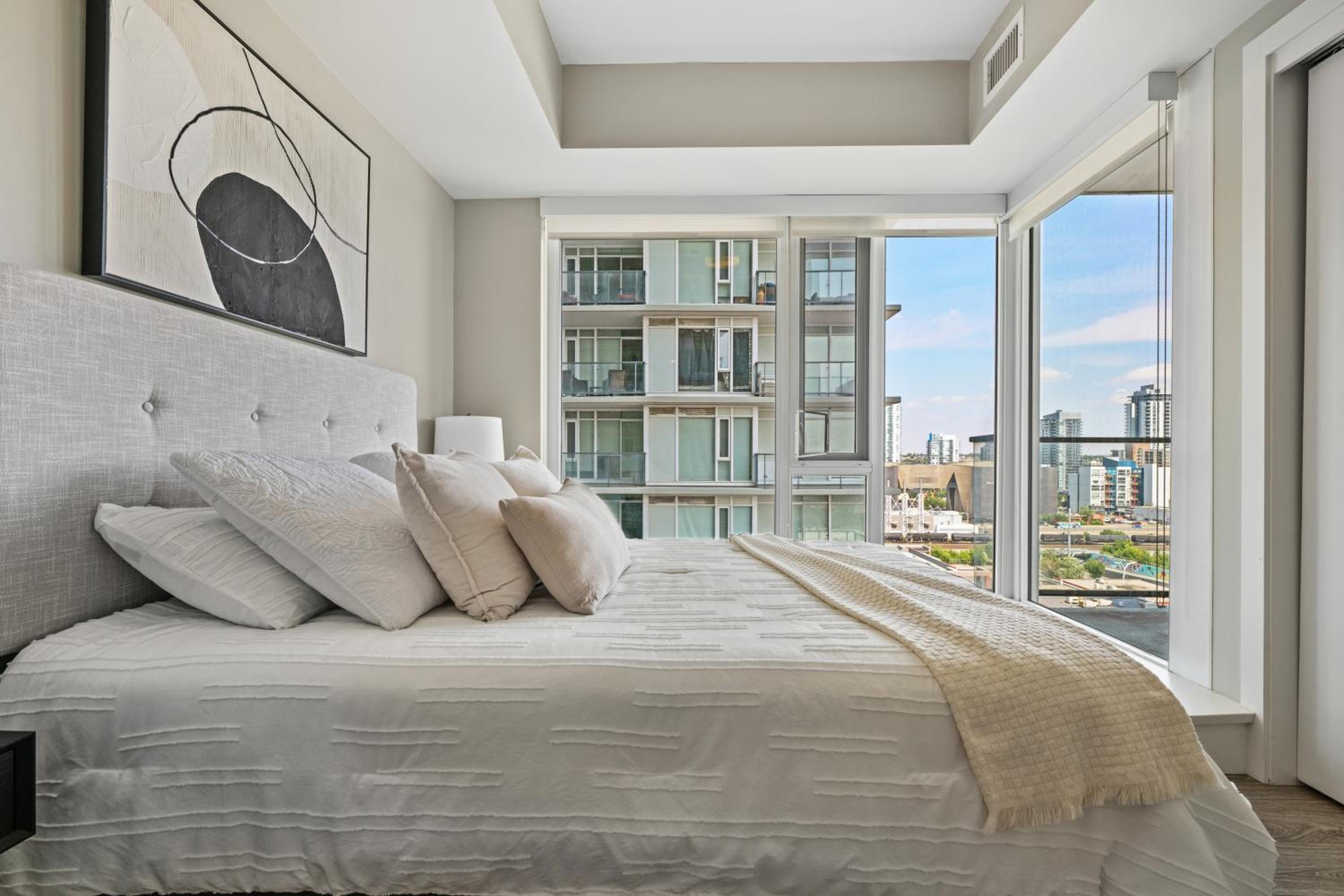 Modern Suite Calgary Downtown 5 min walk Stampede