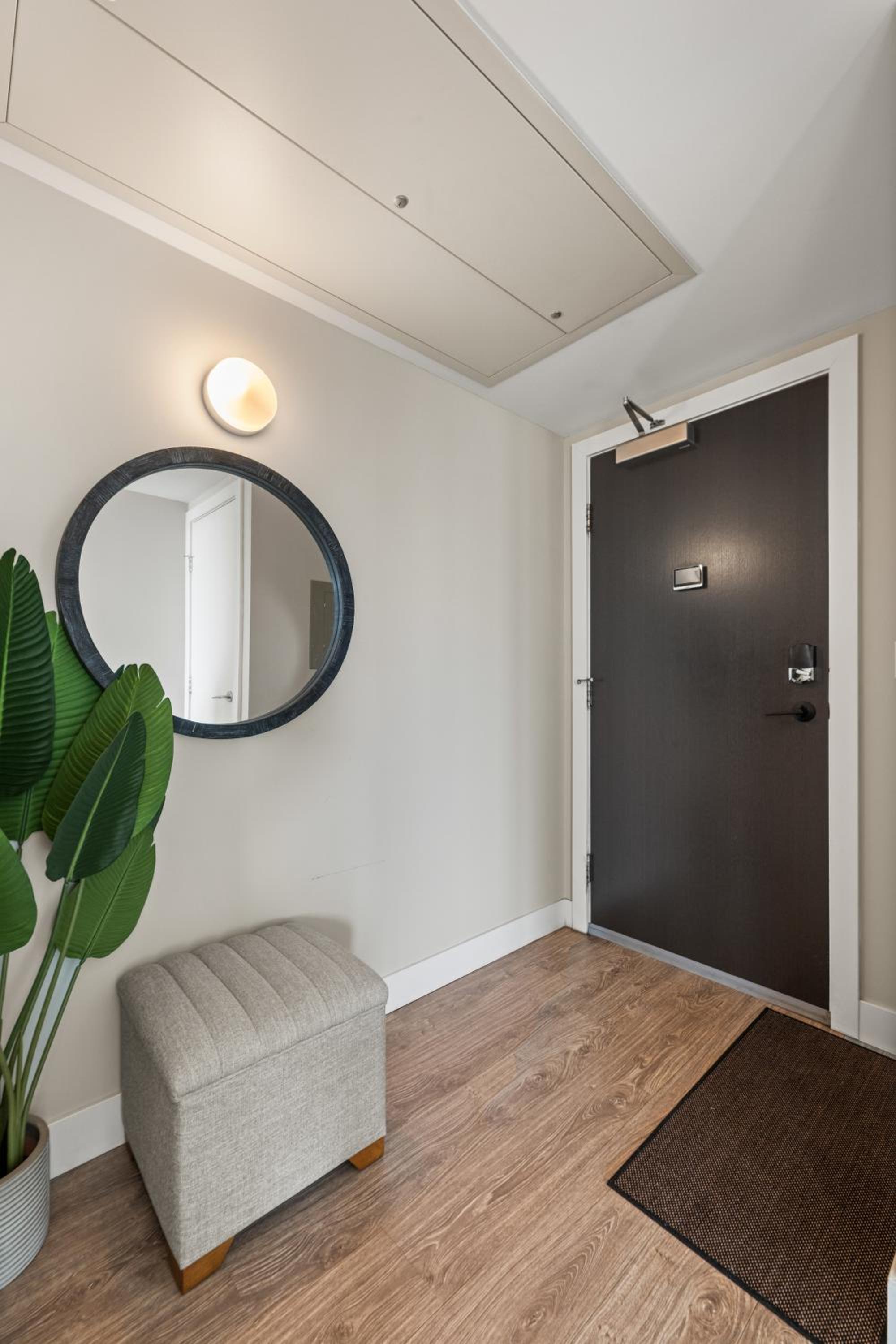 Modern Suite Calgary Downtown 5 min walk Stampede