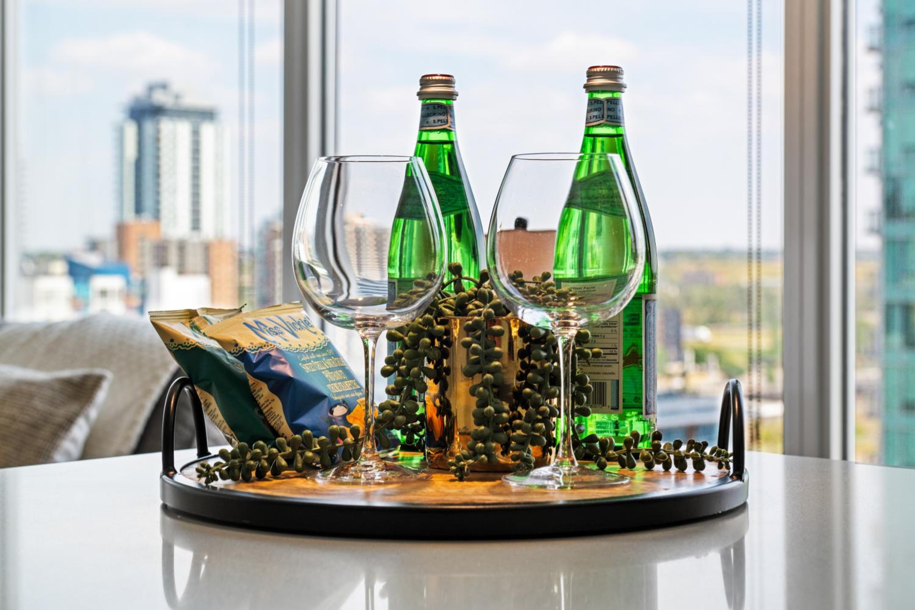 Modern Suite Calgary Downtown 5 min walk Stampede