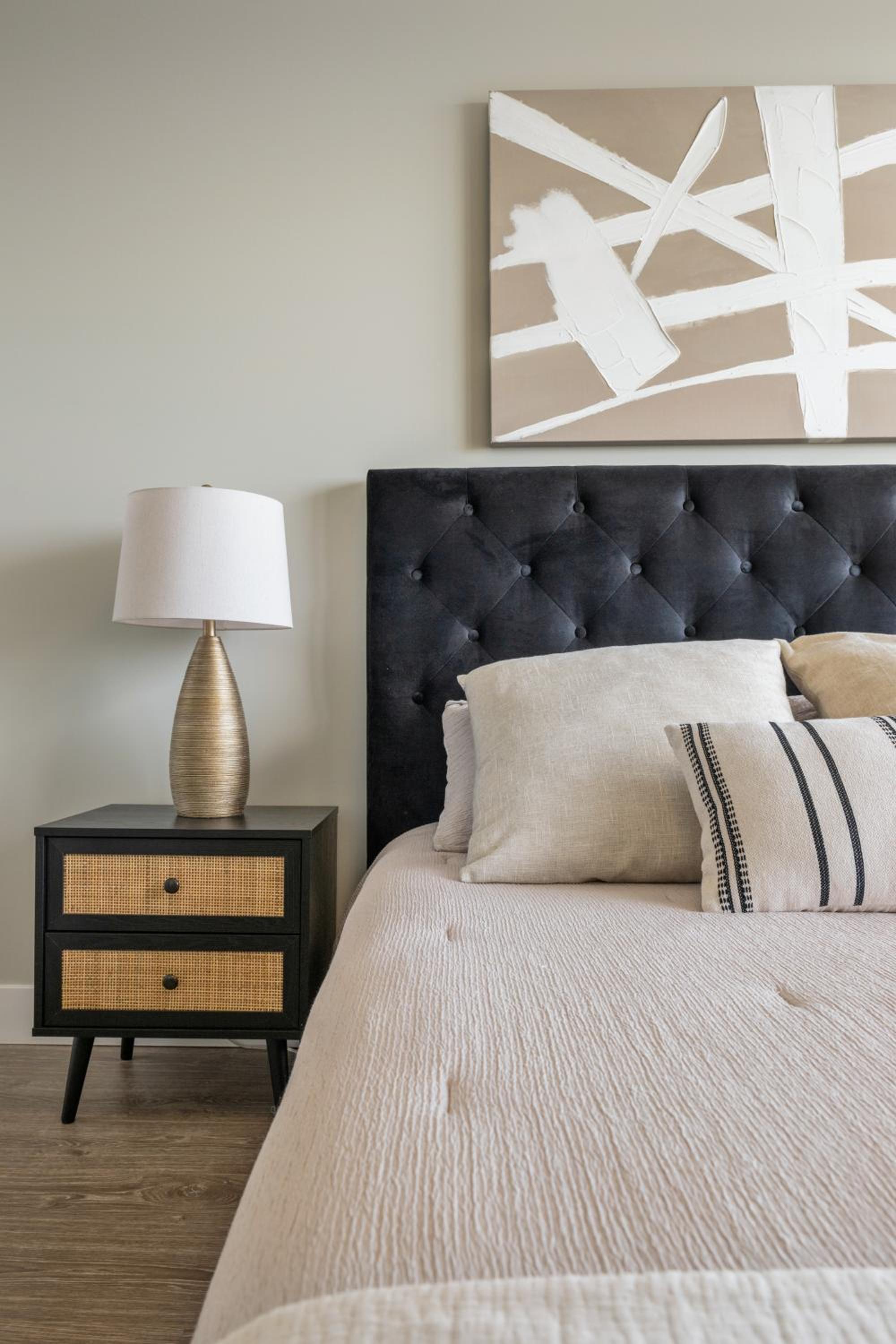 Modern Suite Calgary Downtown 5 min walk Stampede