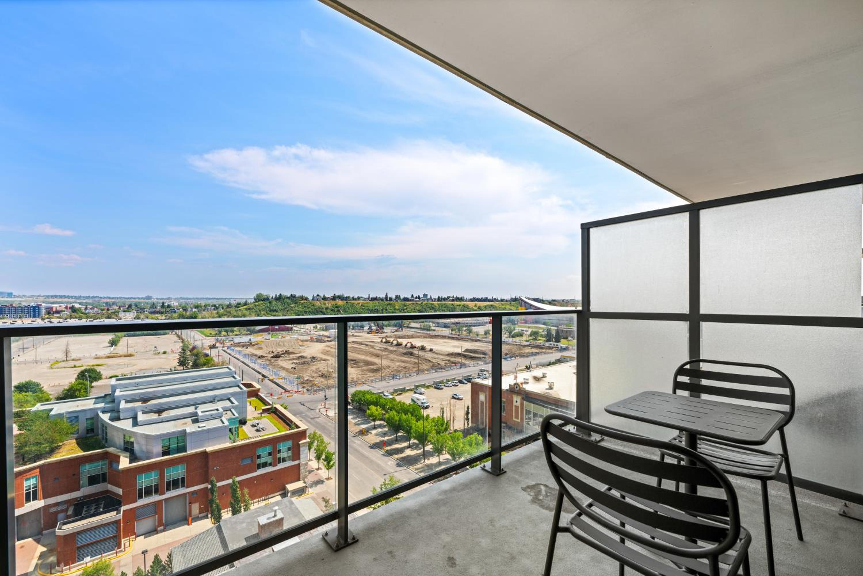 Modern Suite Calgary Downtown 5 min walk Stampede