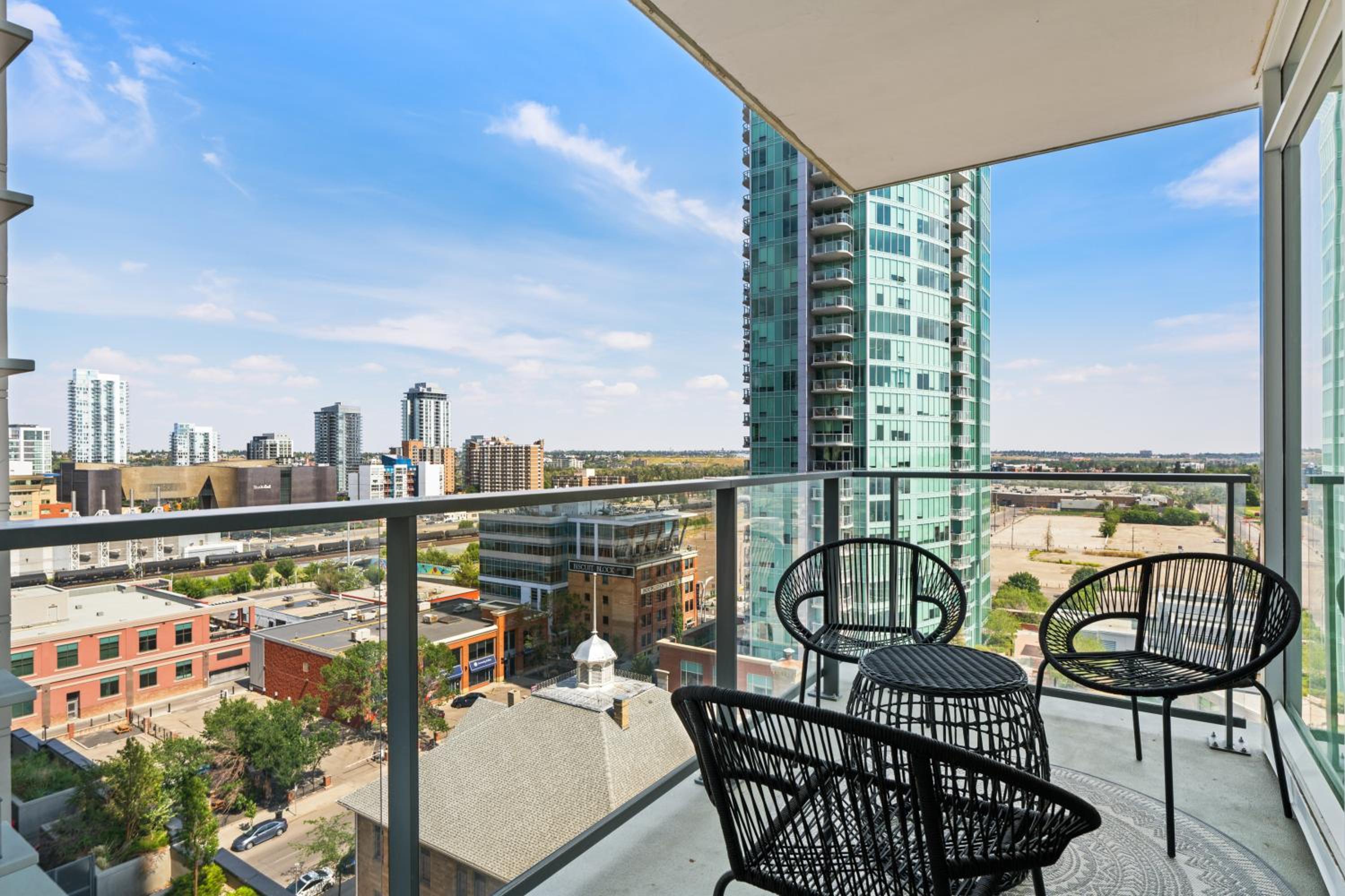 Modern Suite Calgary Downtown 5 min walk Stampede