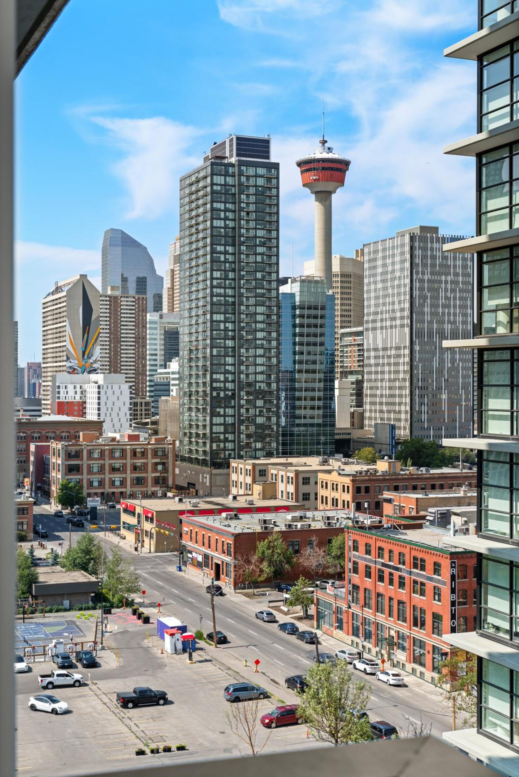 Modern Suite Calgary Downtown 5 min walk Stampede