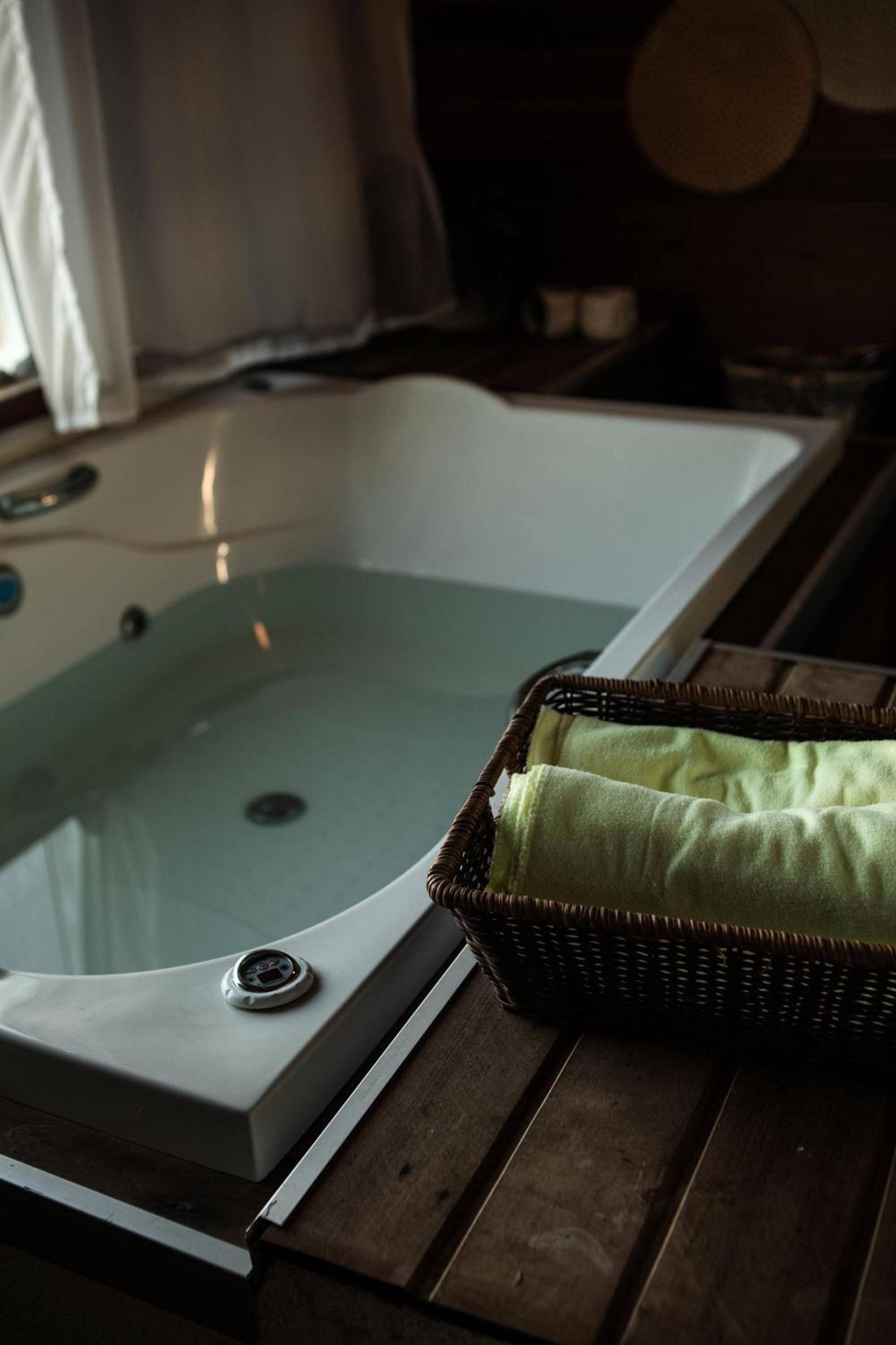 Casa com 5 suítes, sauna, piscina e área gourmet