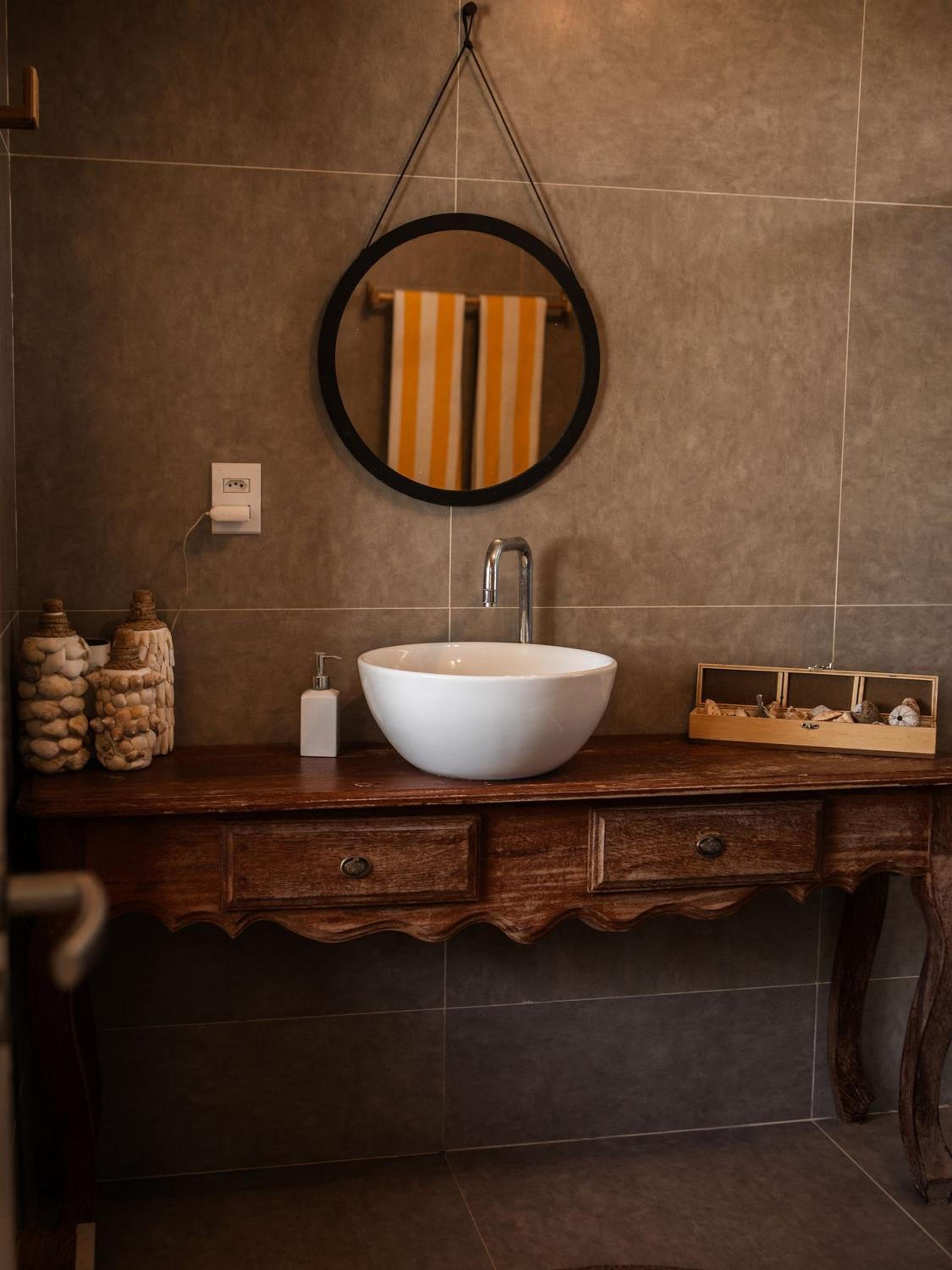 Casa com 5 suítes, sauna, piscina e área gourmet