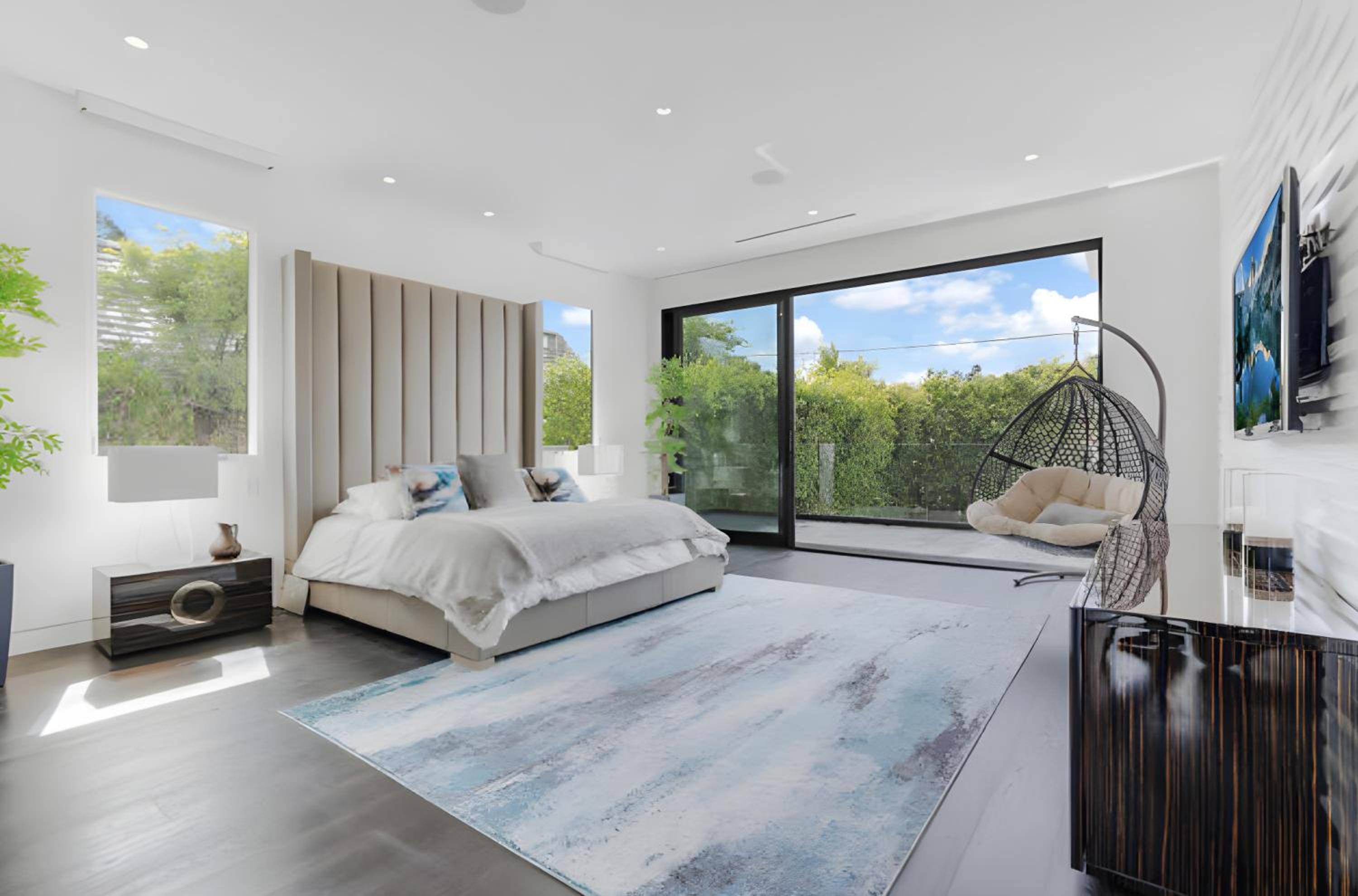 Sleek Grand Villa in Beverly Hills