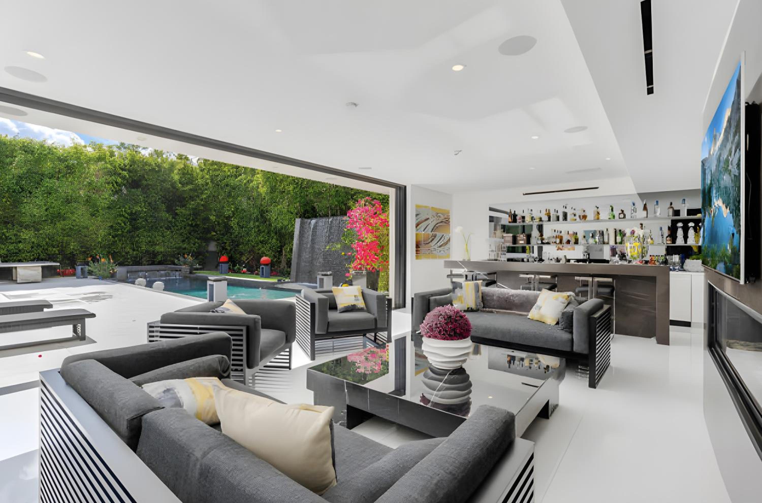 Sleek Grand Villa in Beverly Hills