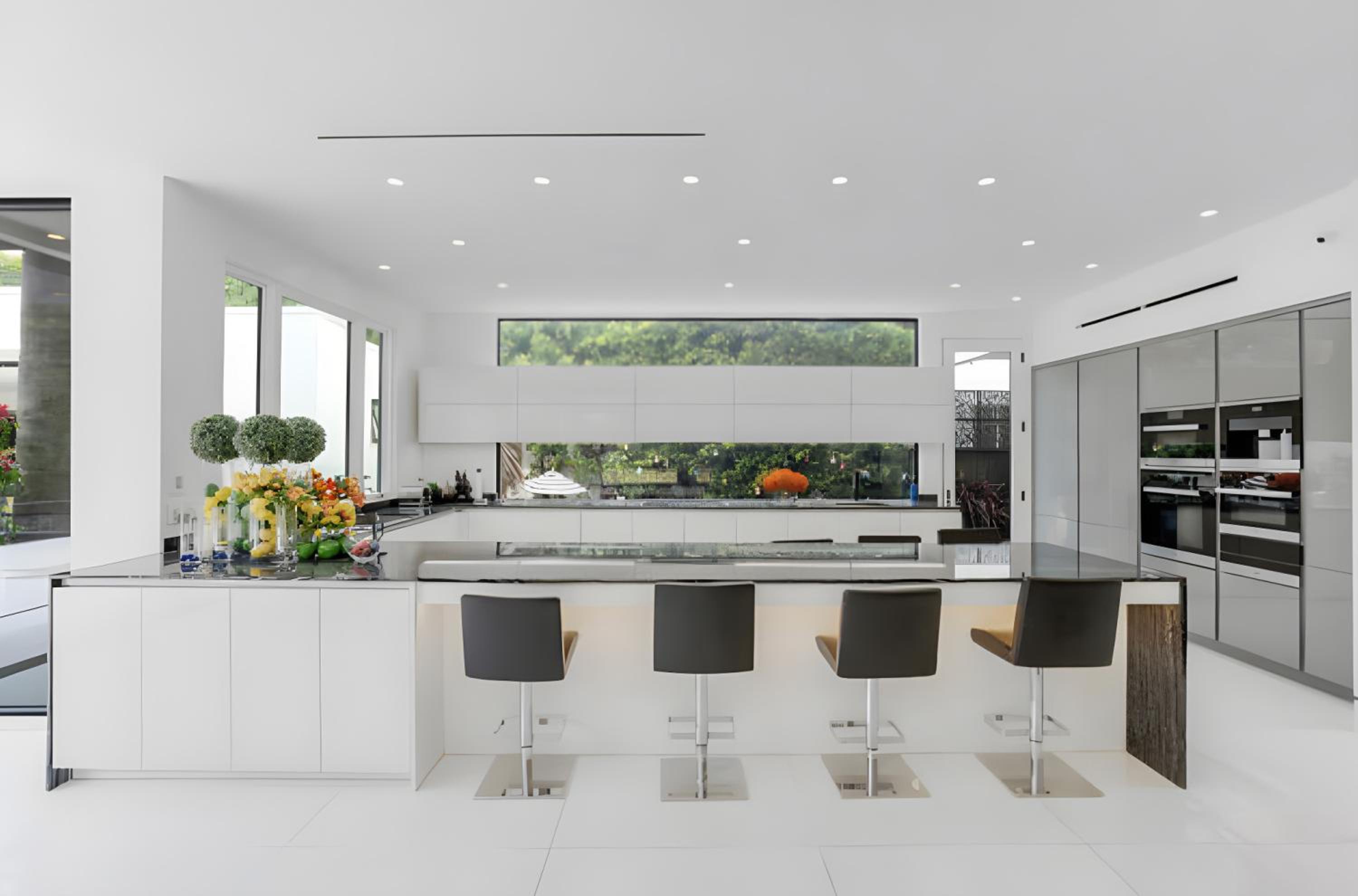 Sleek Grand Villa in Beverly Hills