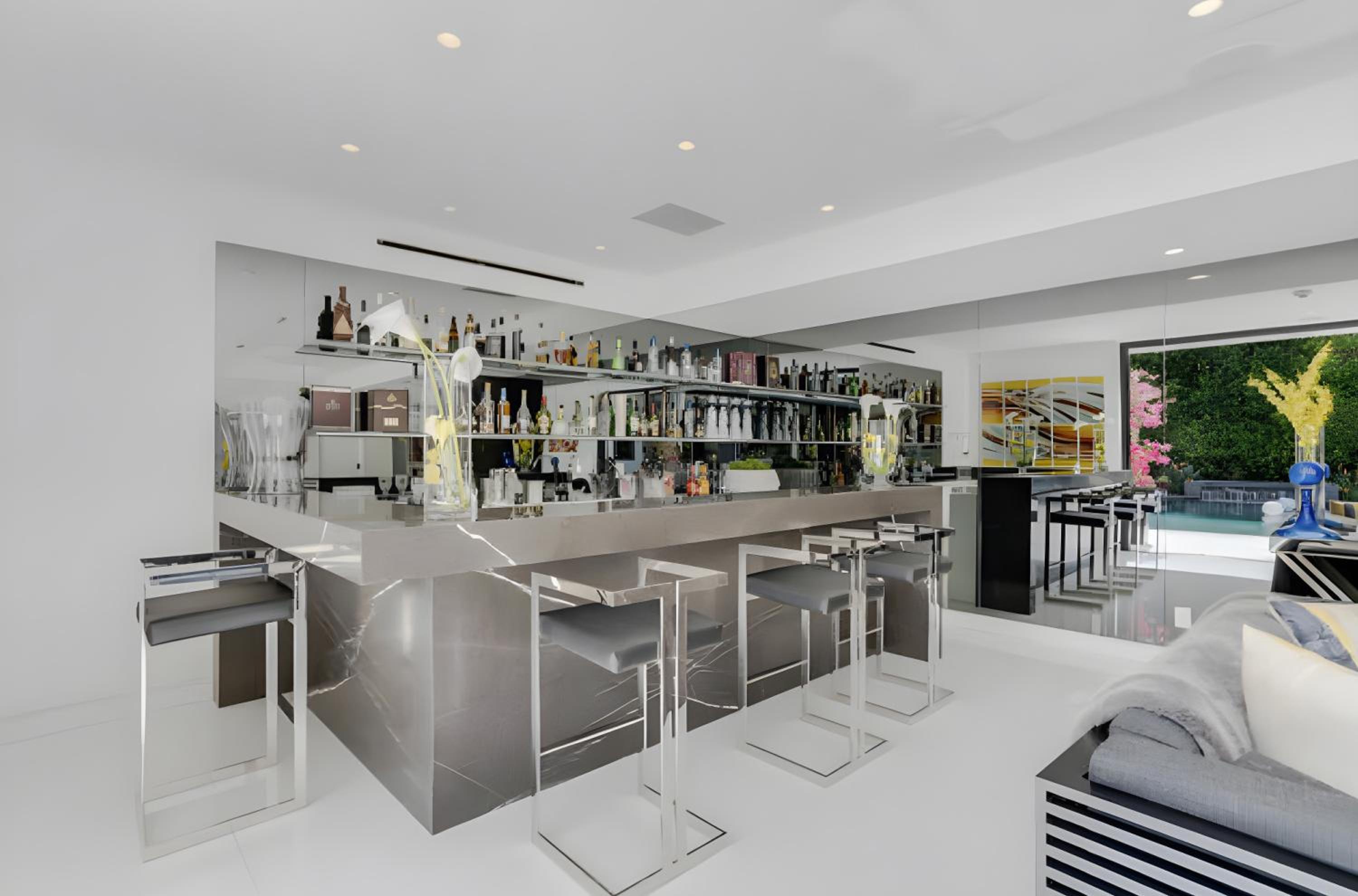 Sleek Grand Villa in Beverly Hills