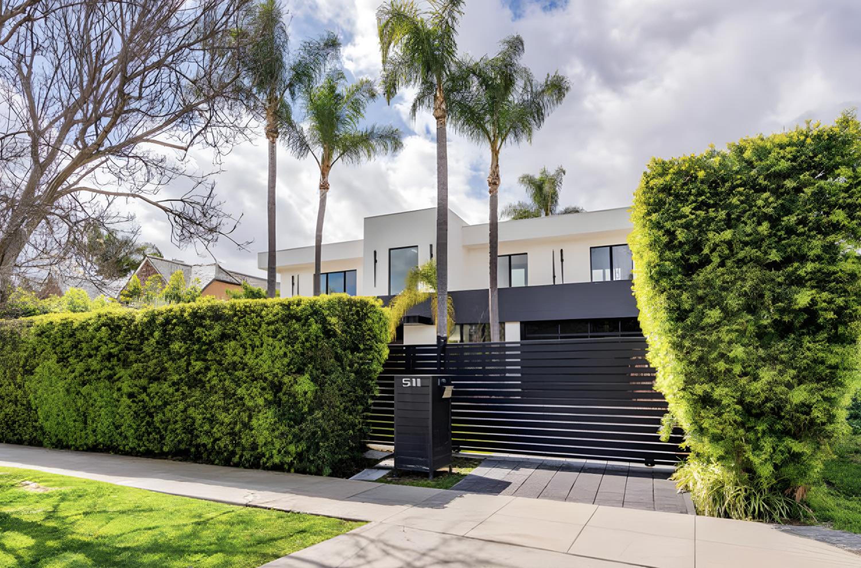 Sleek Grand Villa in Beverly Hills