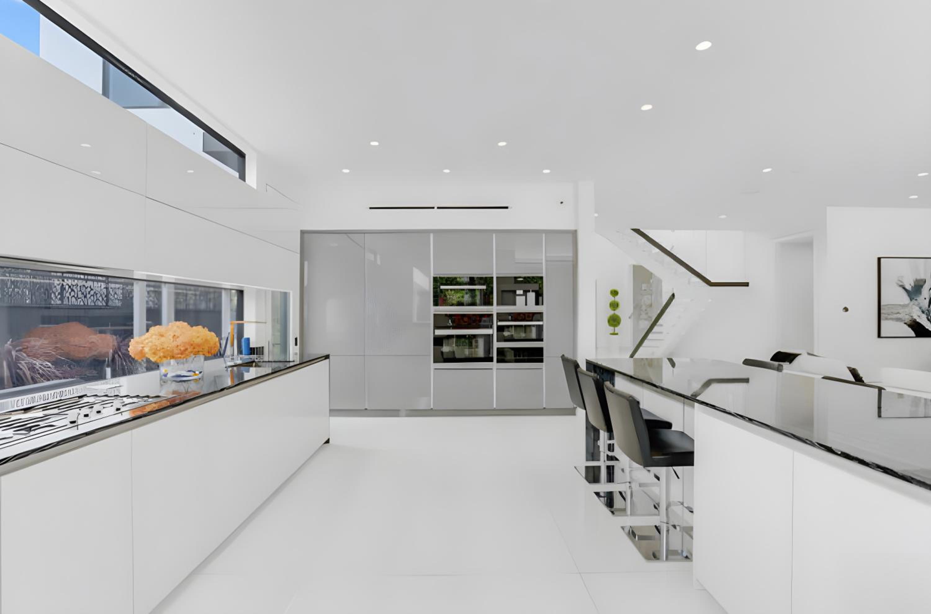 Sleek Grand Villa in Beverly Hills