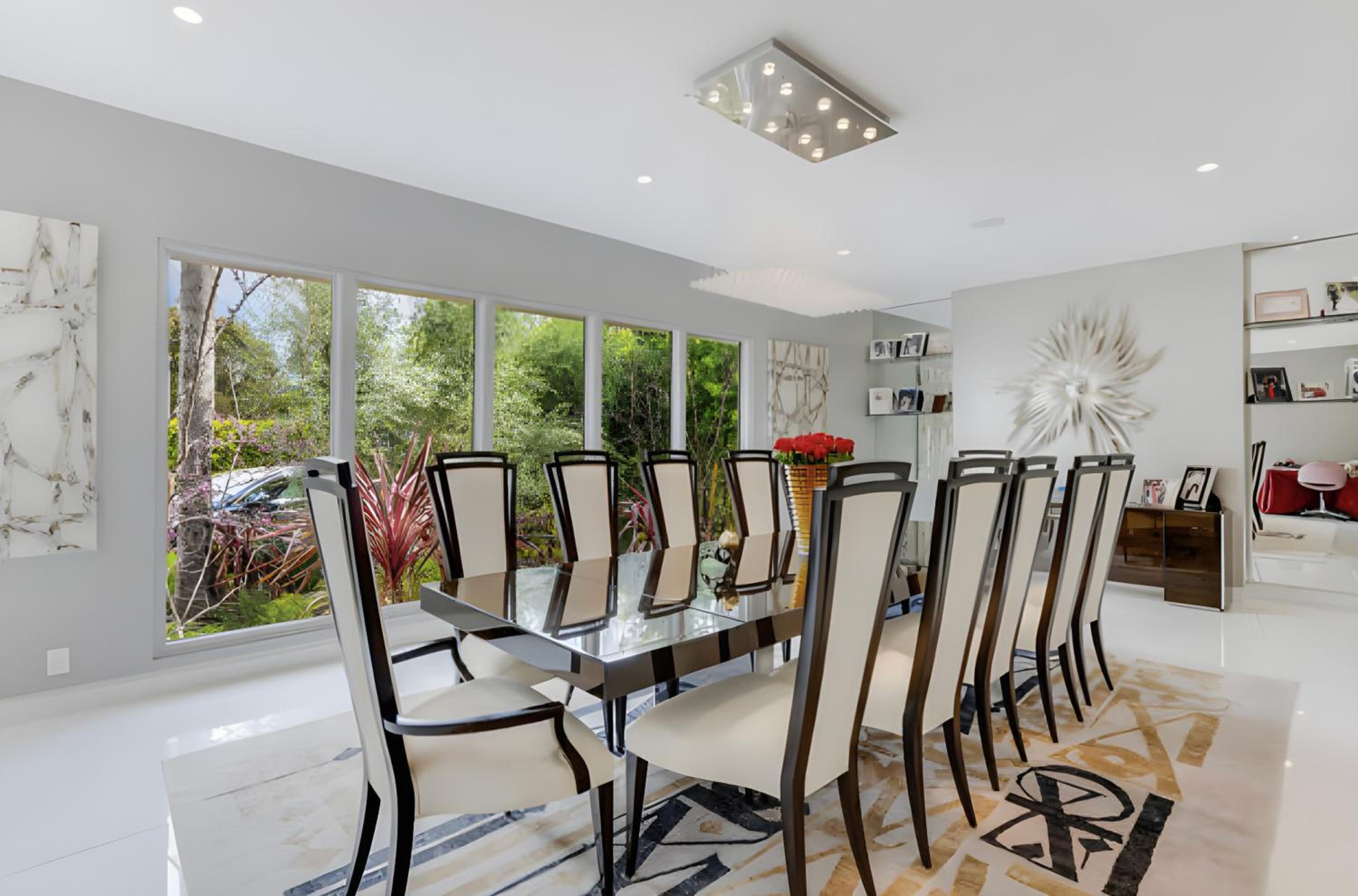 Sleek Grand Villa in Beverly Hills