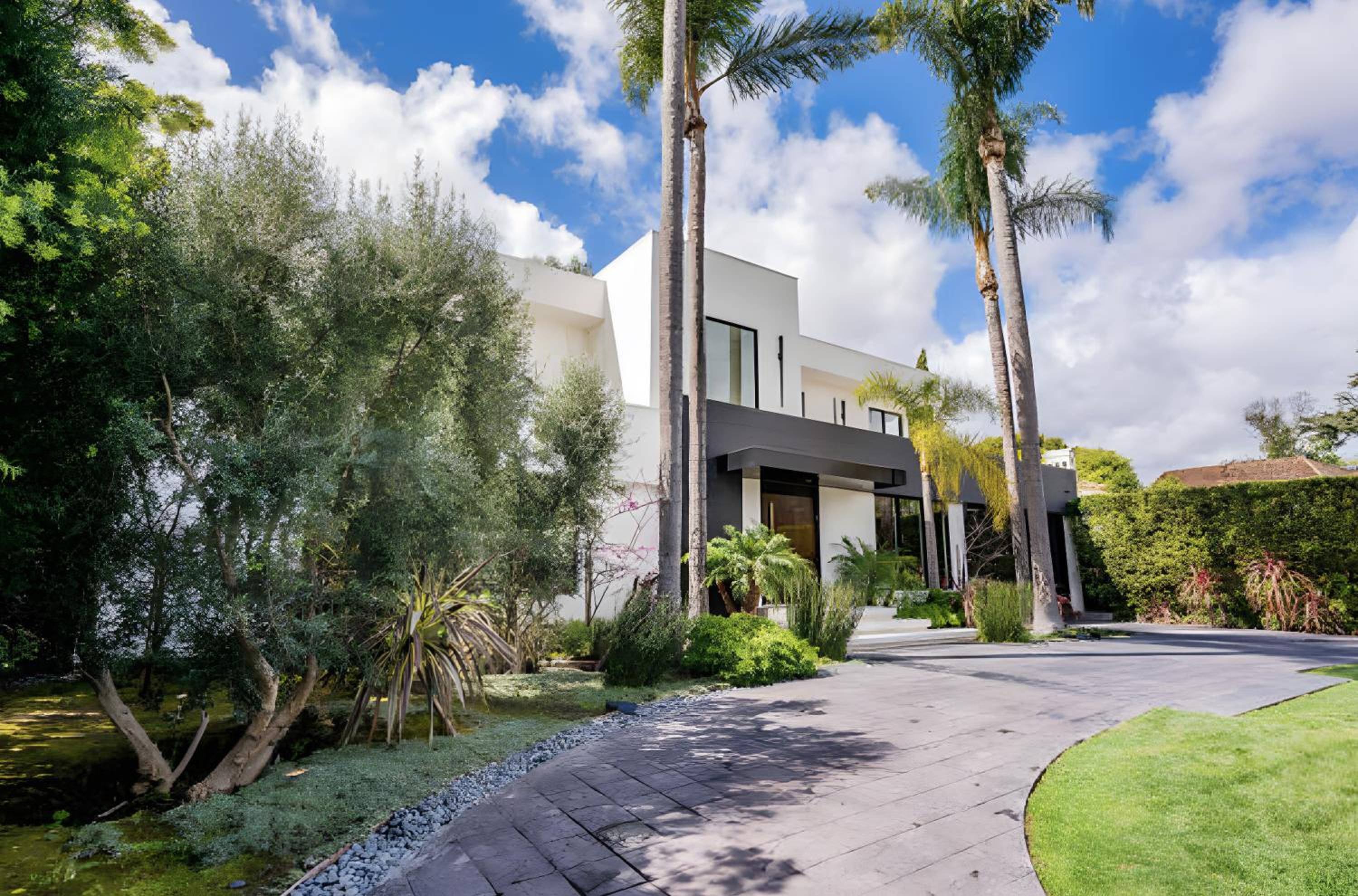Sleek Grand Villa in Beverly Hills